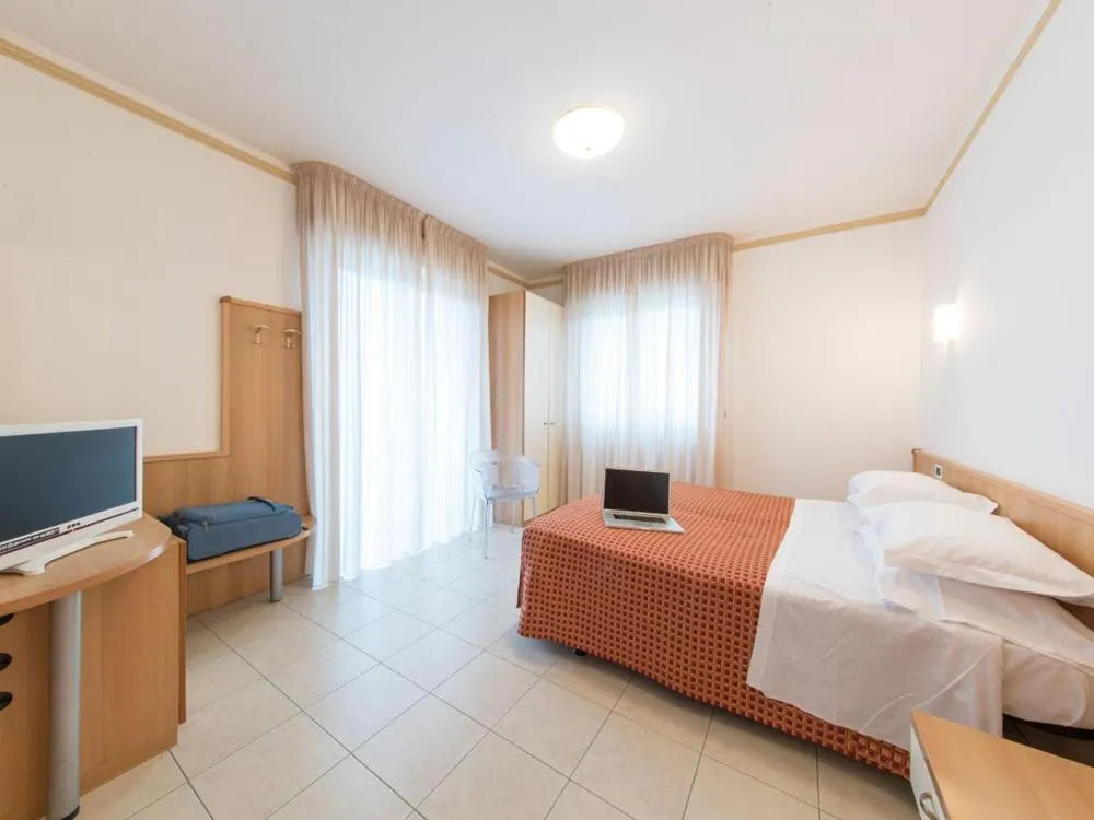 Bedroom, Bed in Ristorante Hotel Lucia - 100 mt dal mare