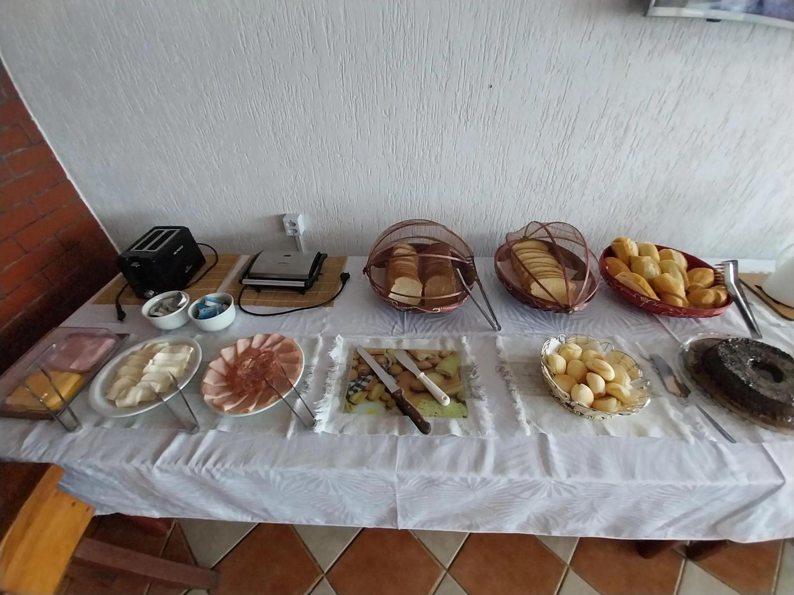 Buffet breakfast in Pousada toca do cambu
