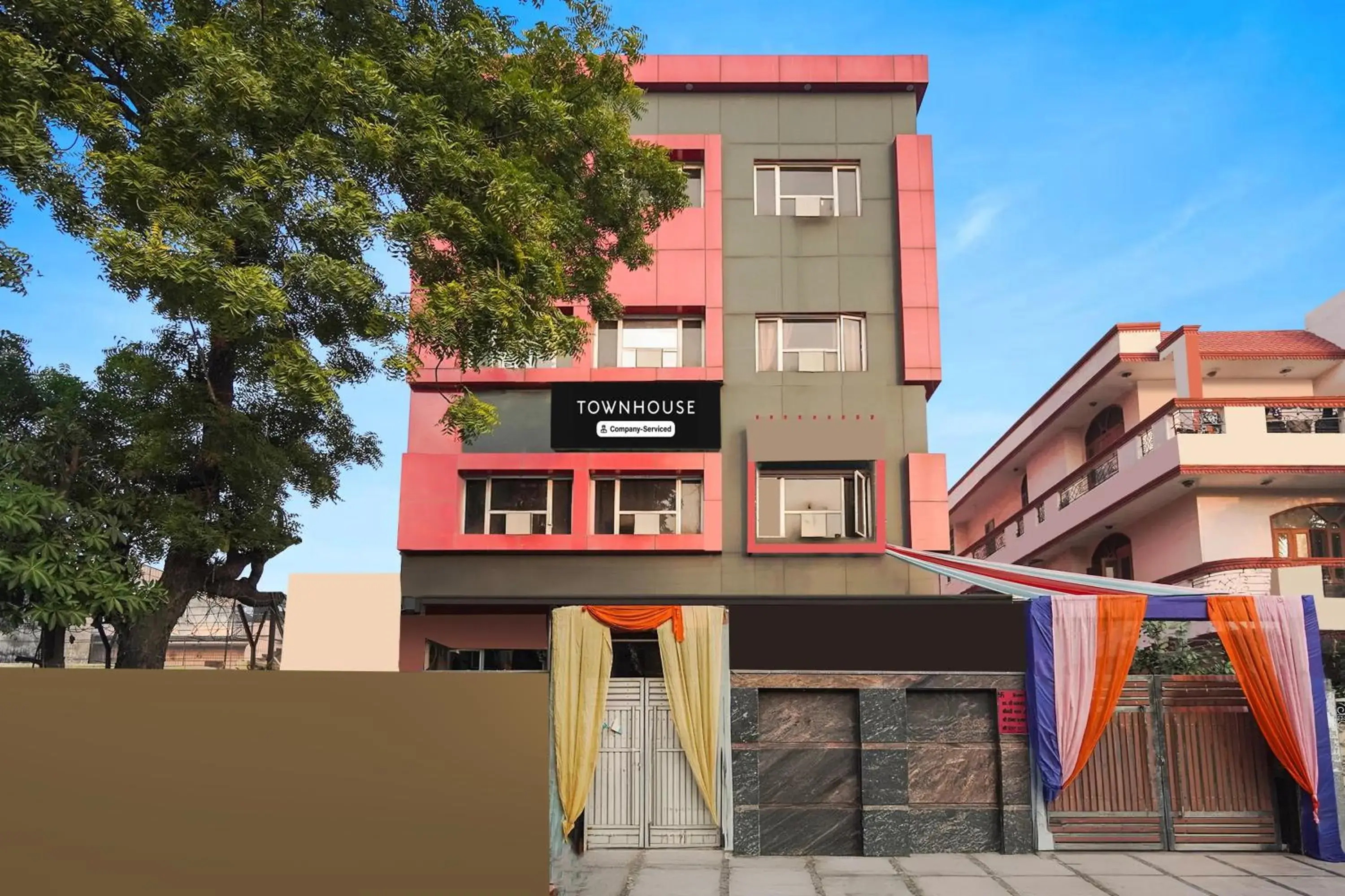 Facade/entrance in Super Townhouse Maithli Marg Sector 55 Formerly Red Roof Facade/entrance in Super Townhouse Maithli Marg Sector 55 Formerly Red Roof
