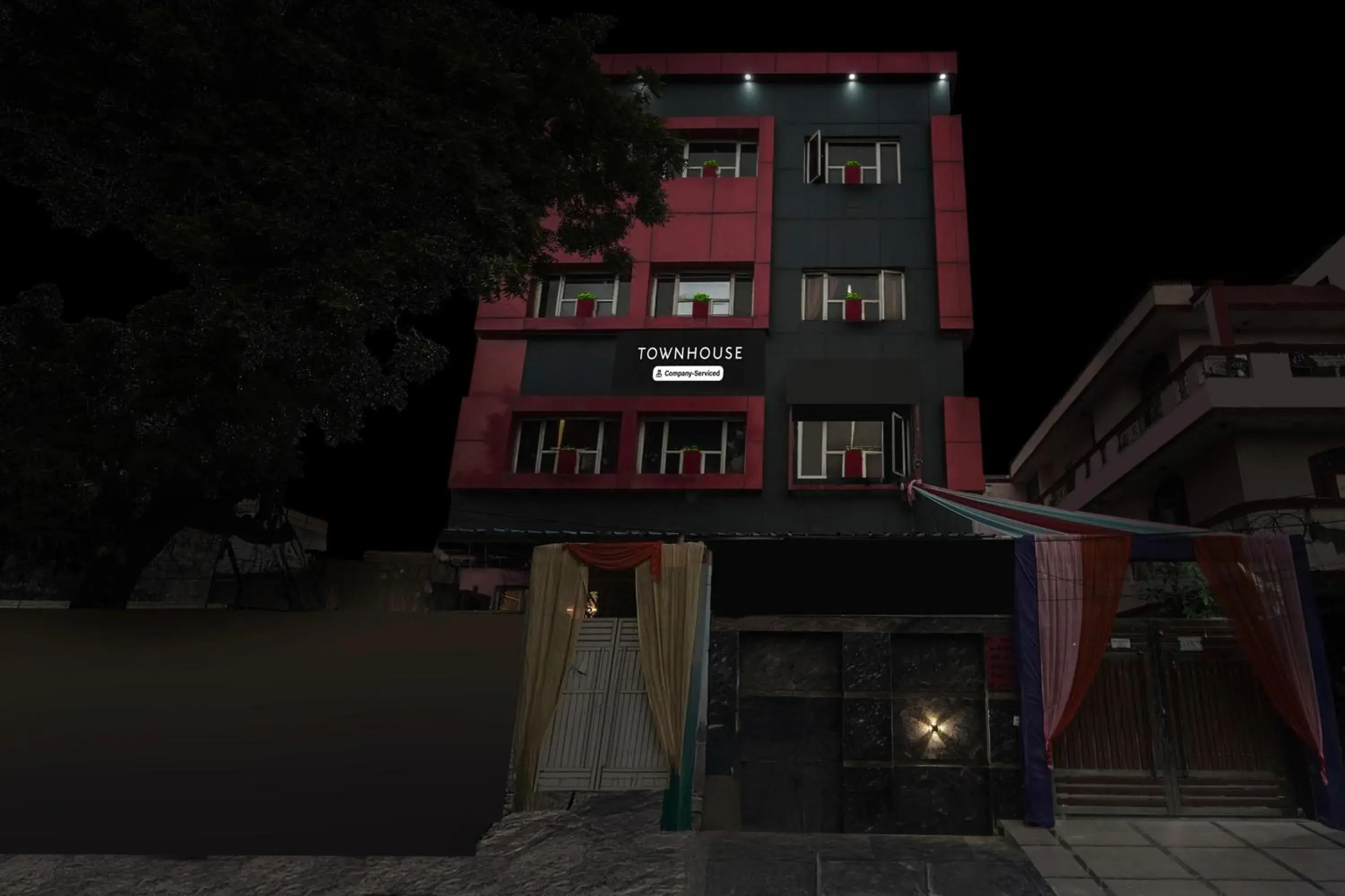 Facade/entrance in Super Townhouse Maithli Marg Sector 55 Formerly Red Roof Facade/entrance in Super Townhouse Maithli Marg Sector 55 Formerly Red Roof