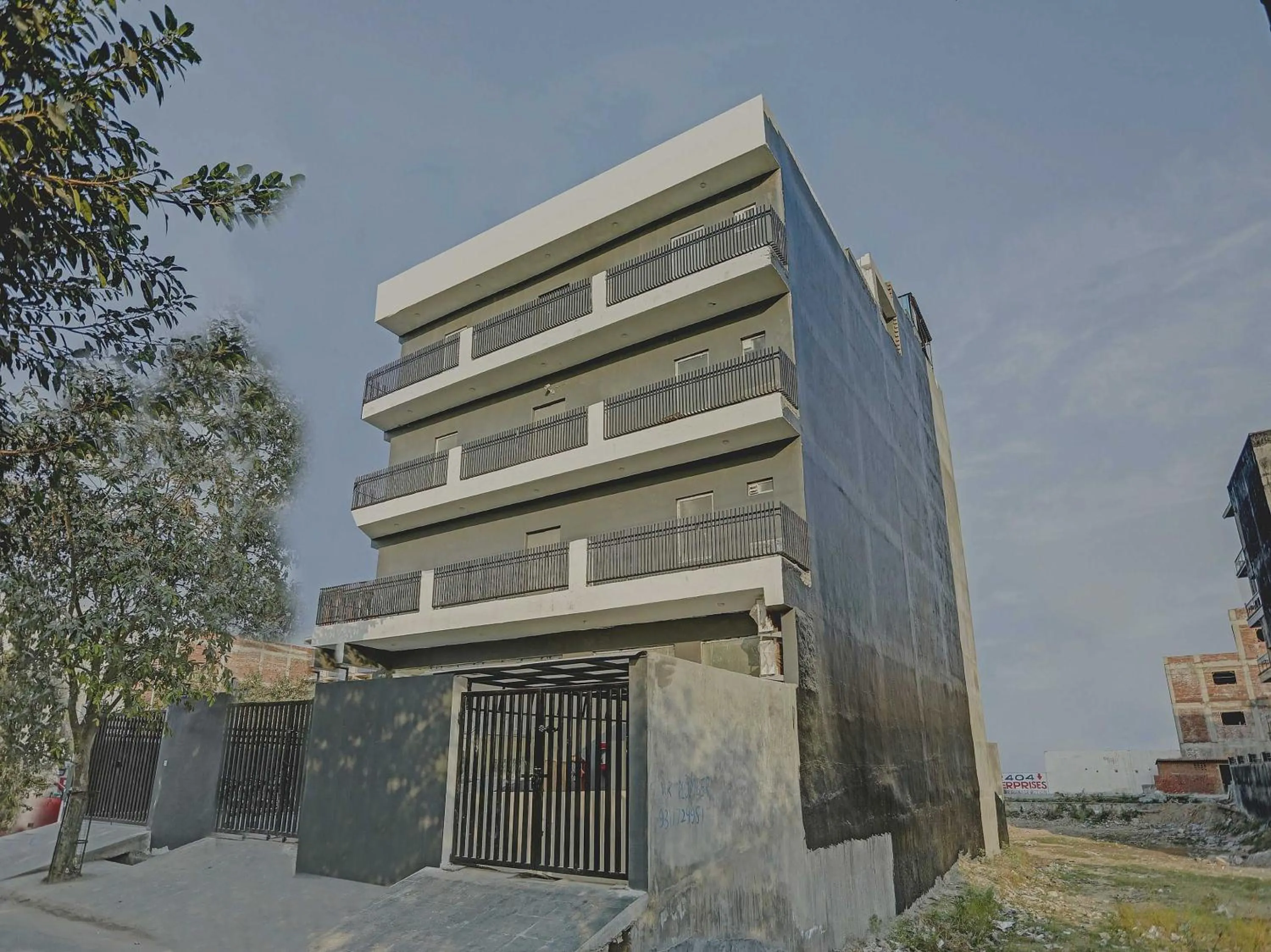Facade/entrance in Super Townhouse Crystal Leaf