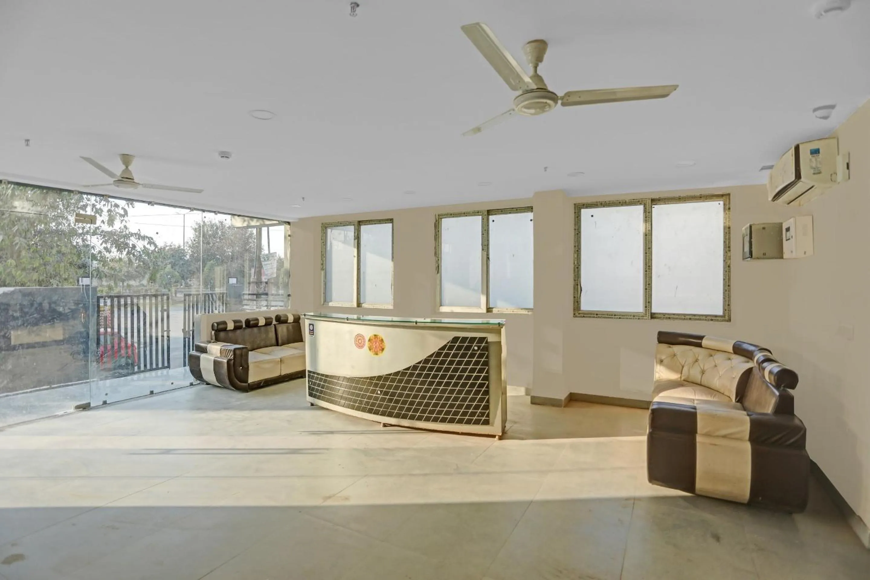 Lobby or reception in Super Townhouse Crystal Leaf