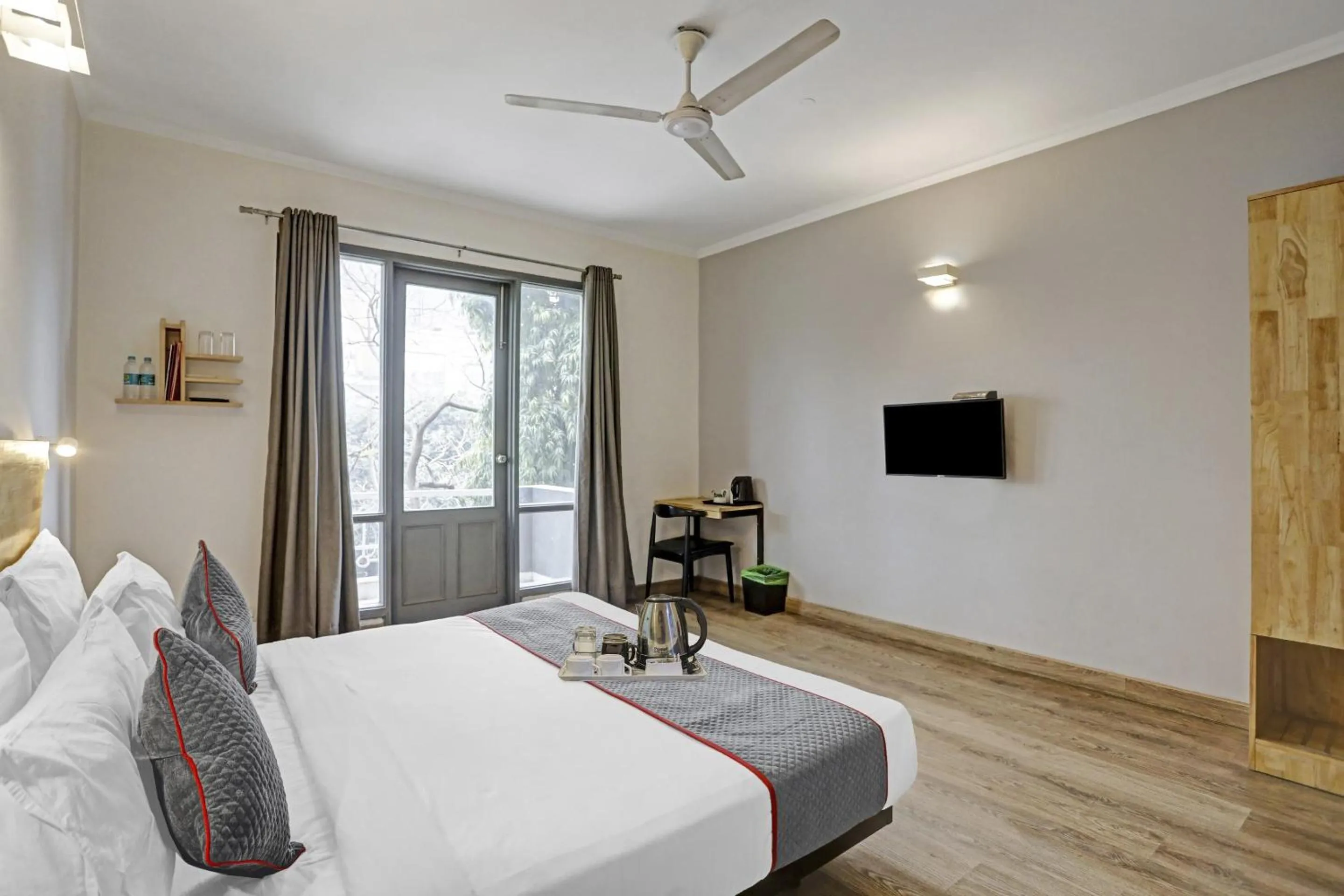 Lobby or reception, Bed in Super Townhouse Crystal Leaf