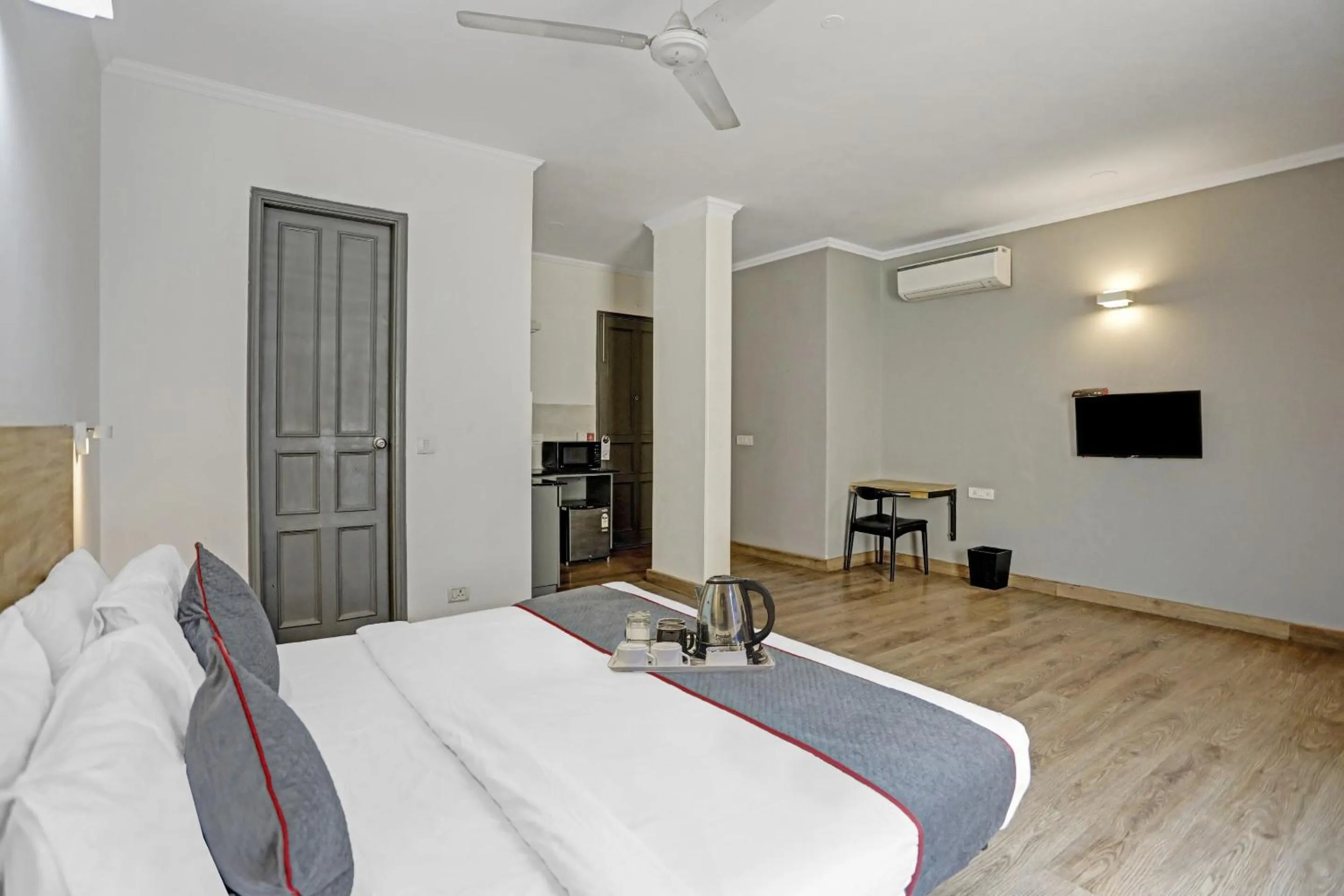 Facade/entrance, Bed in Super Townhouse Crystal Leaf