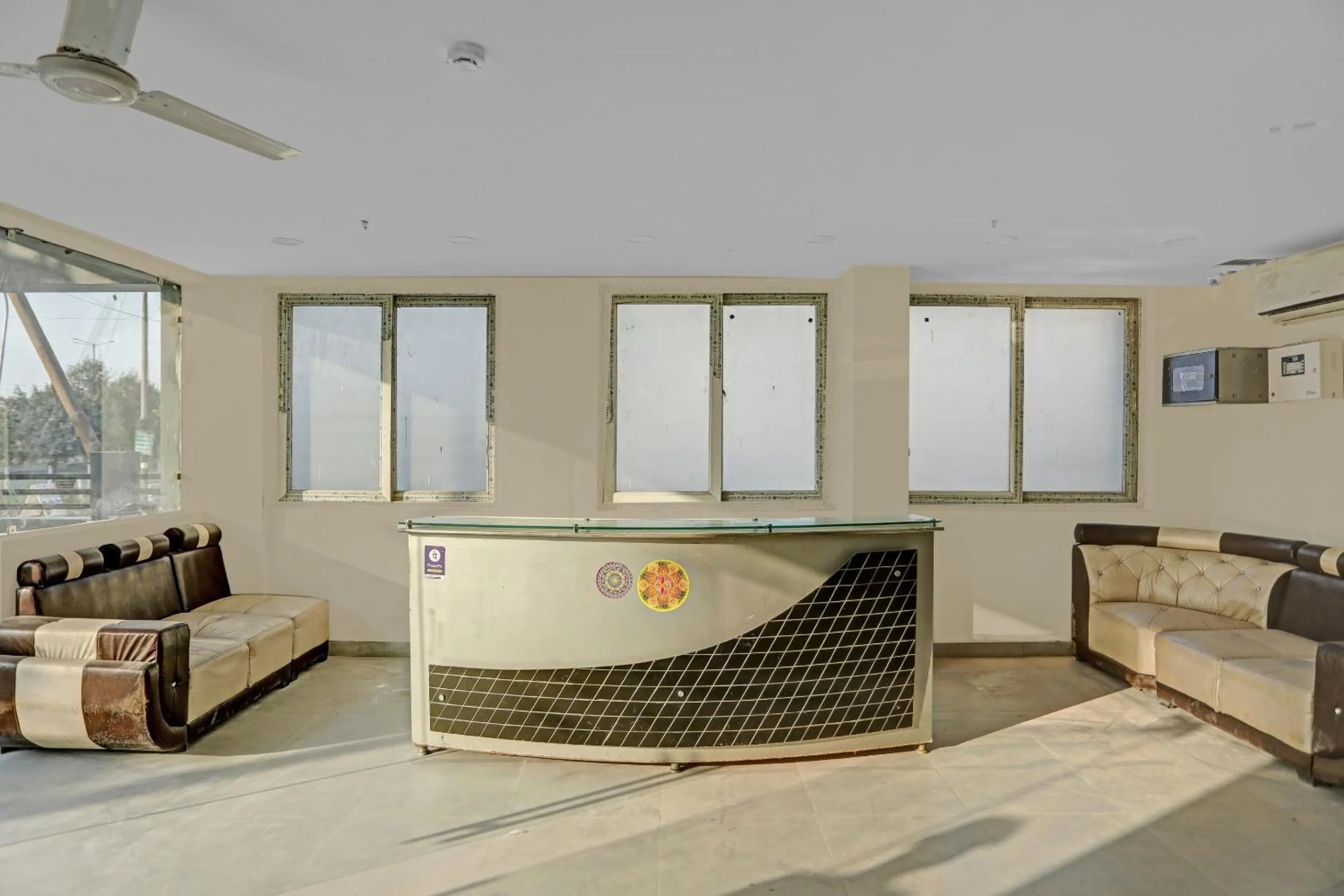 Lobby or reception in Super Townhouse Crystal Leaf