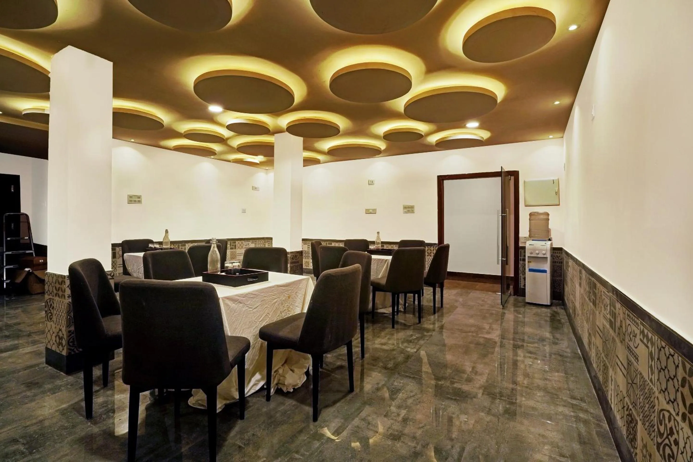 Restaurant/places to eat in Capital O De Alphabet Kakinada