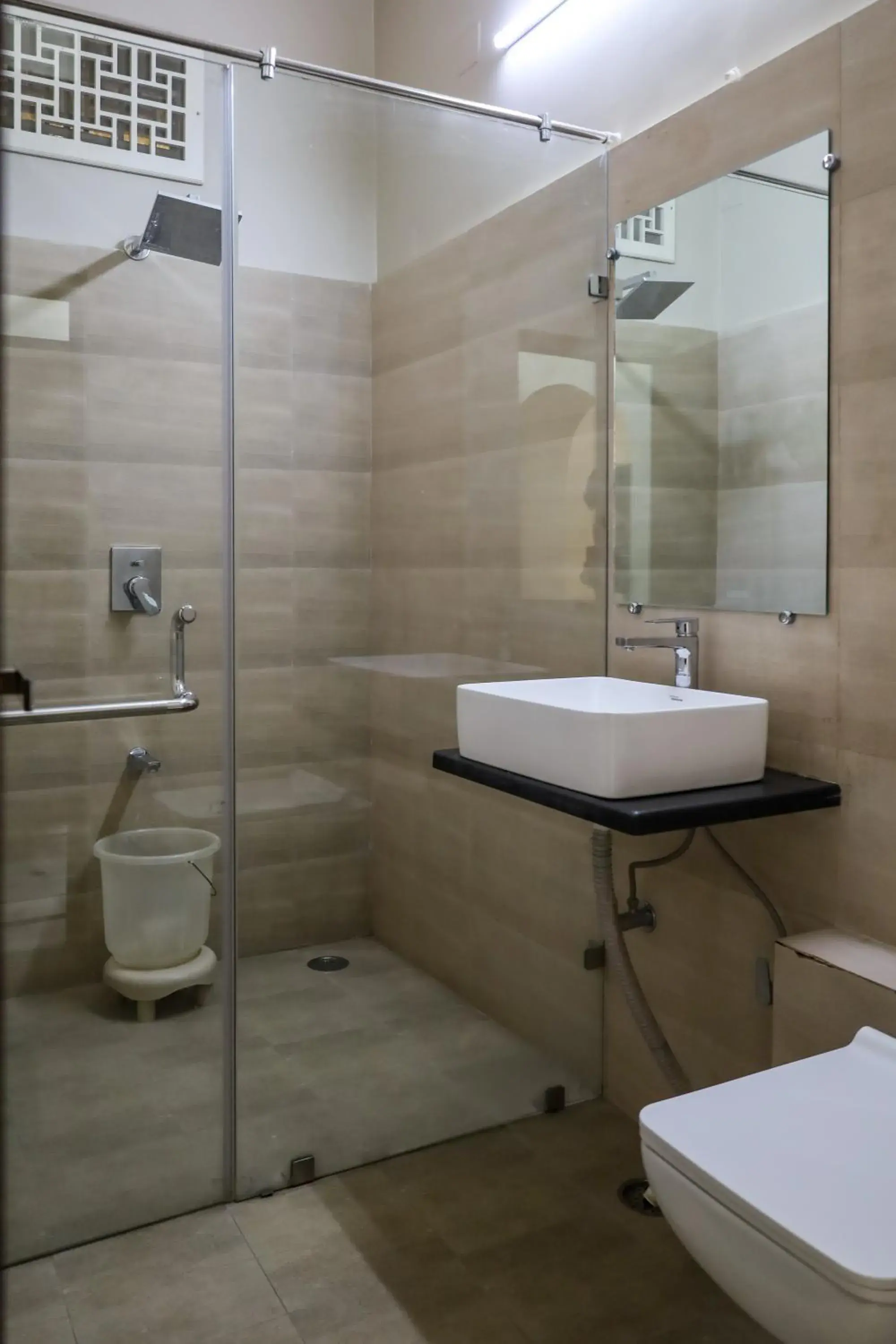 Shower in HOTEL CITY PALACE Shower in HOTEL CITY PALACE