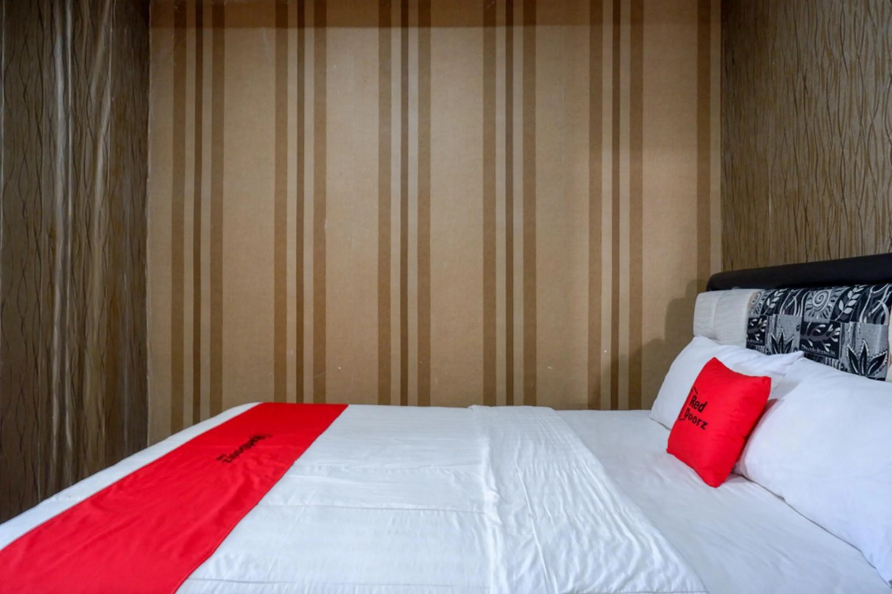 Bed in RedDoorz at Jalan Emmy Saelan Palu