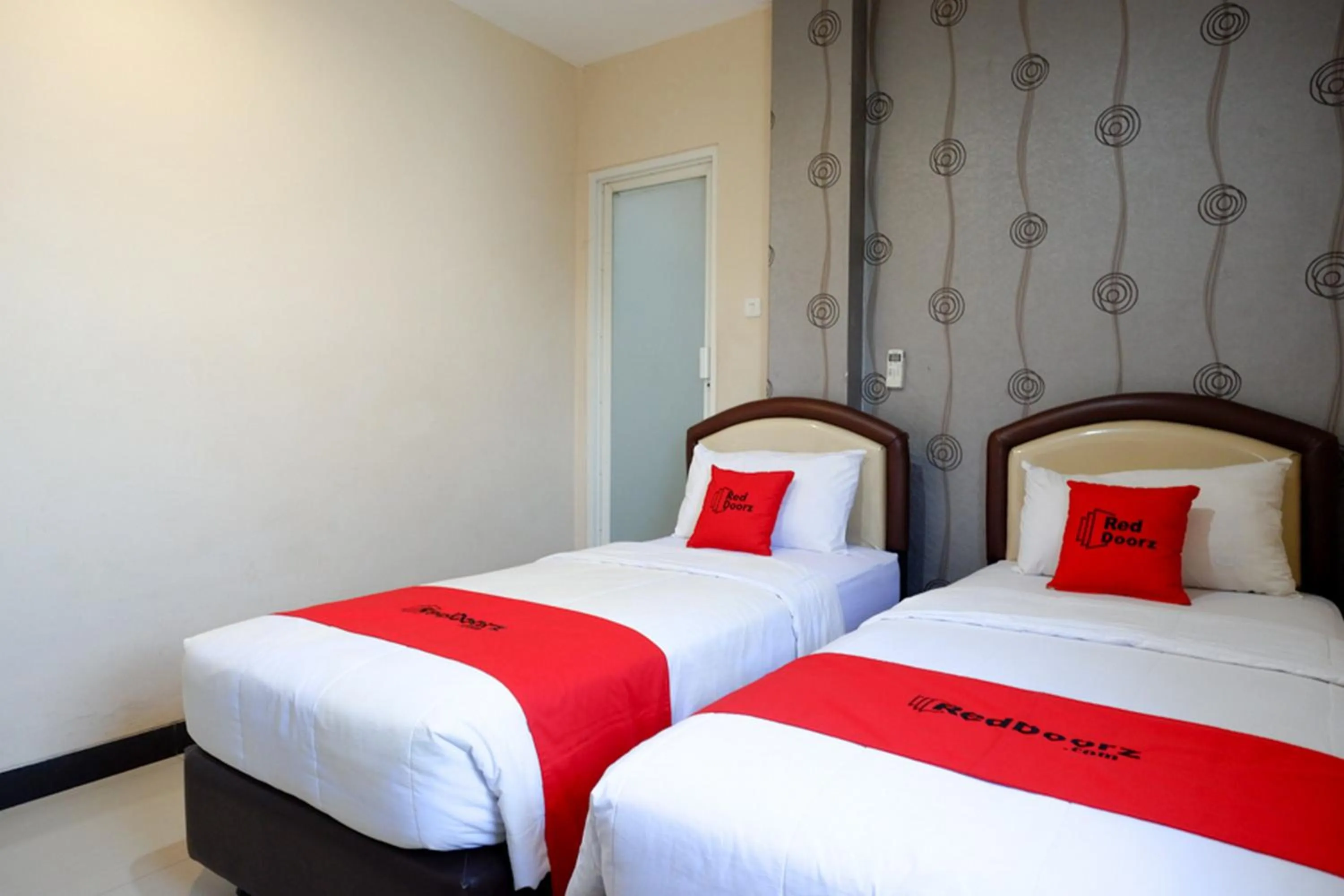 Bed in RedDoorz at Jalan Emmy Saelan Palu