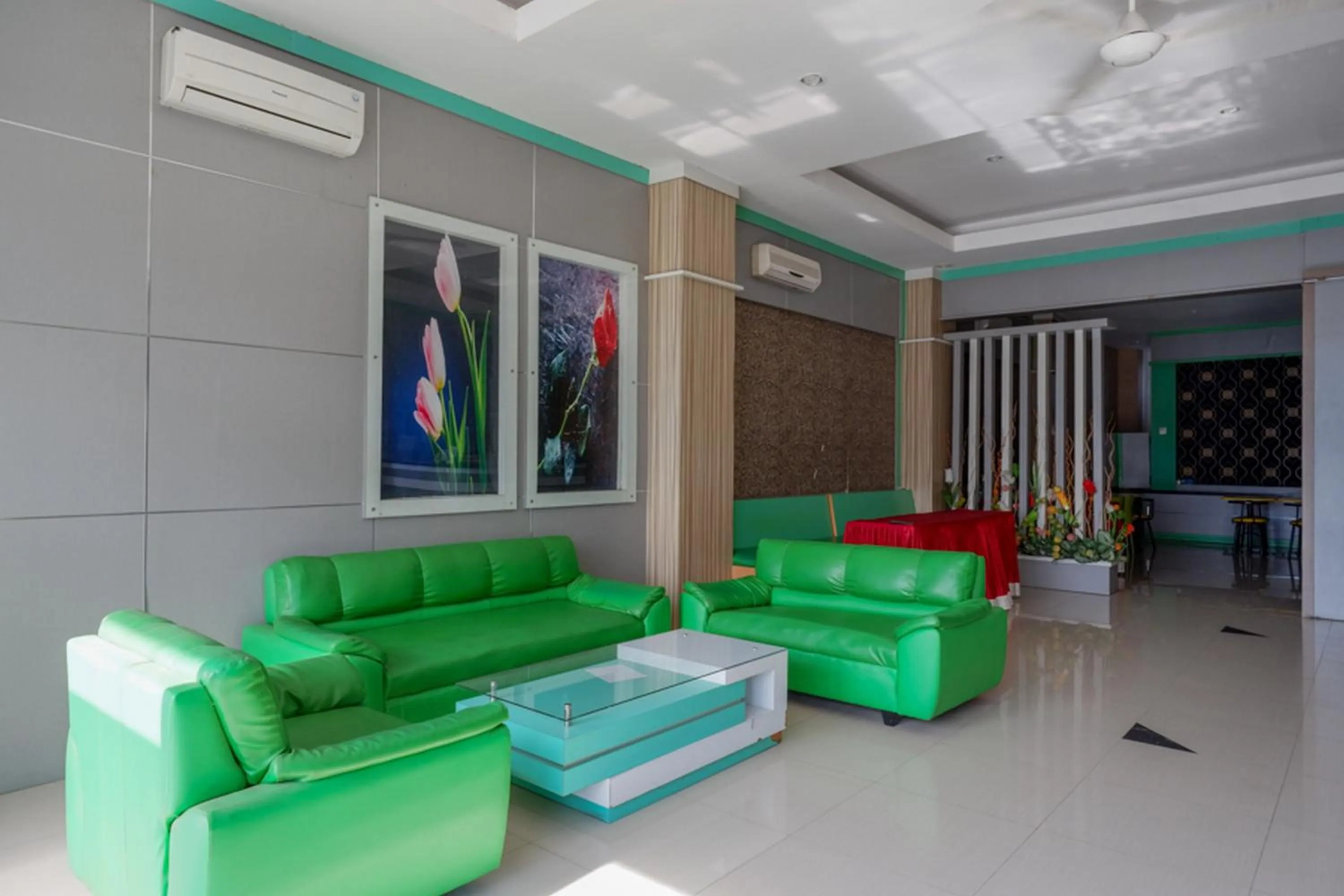 Seating area in RedDoorz at Jalan Emmy Saelan Palu