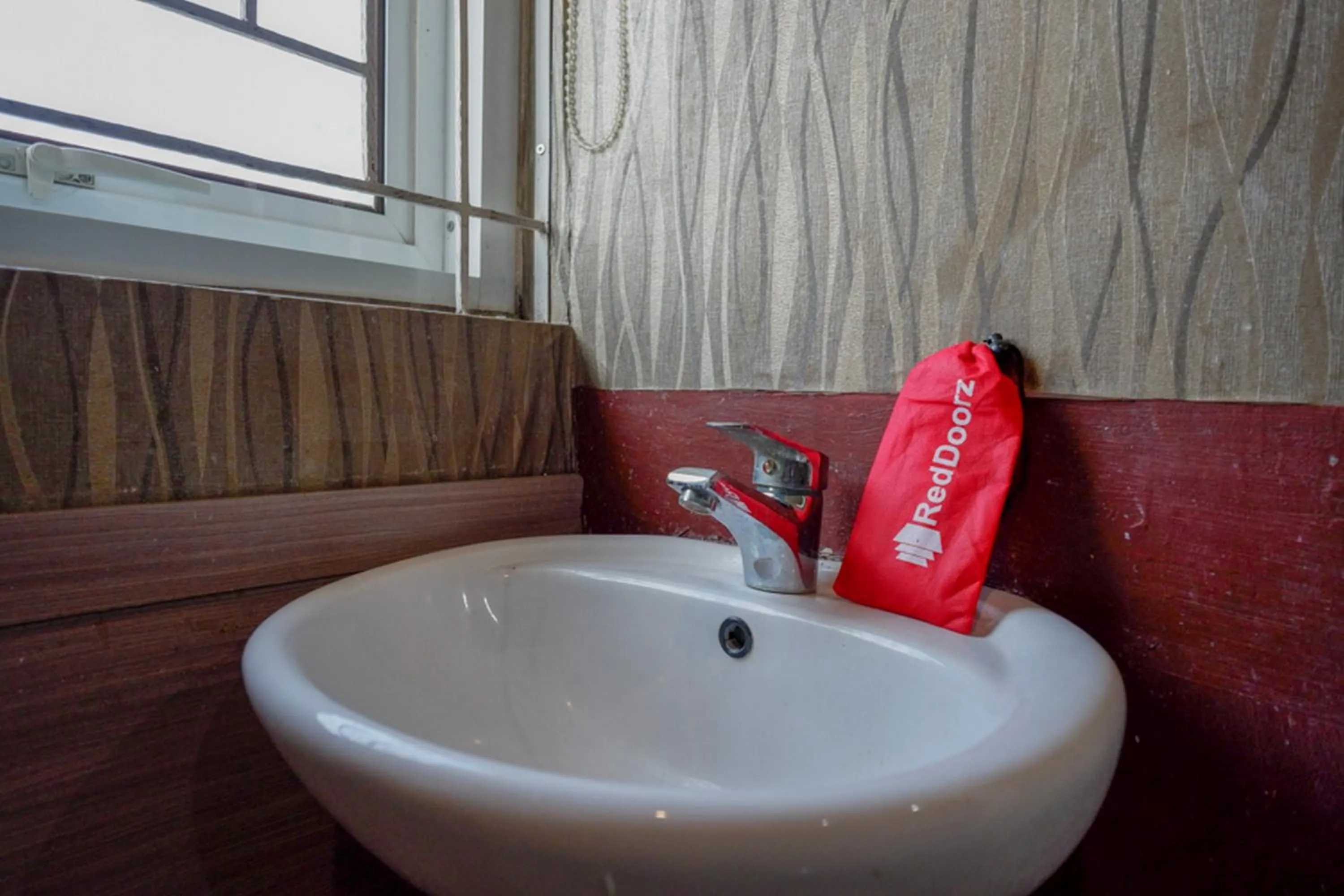 Bathroom in RedDoorz at Jalan Emmy Saelan Palu