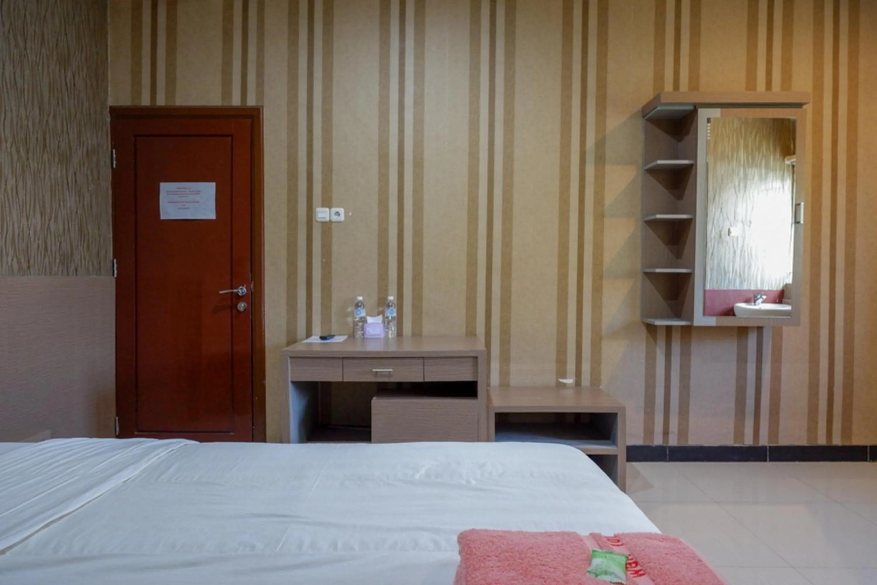 Bedroom, Bed in RedDoorz at Jalan Emmy Saelan Palu