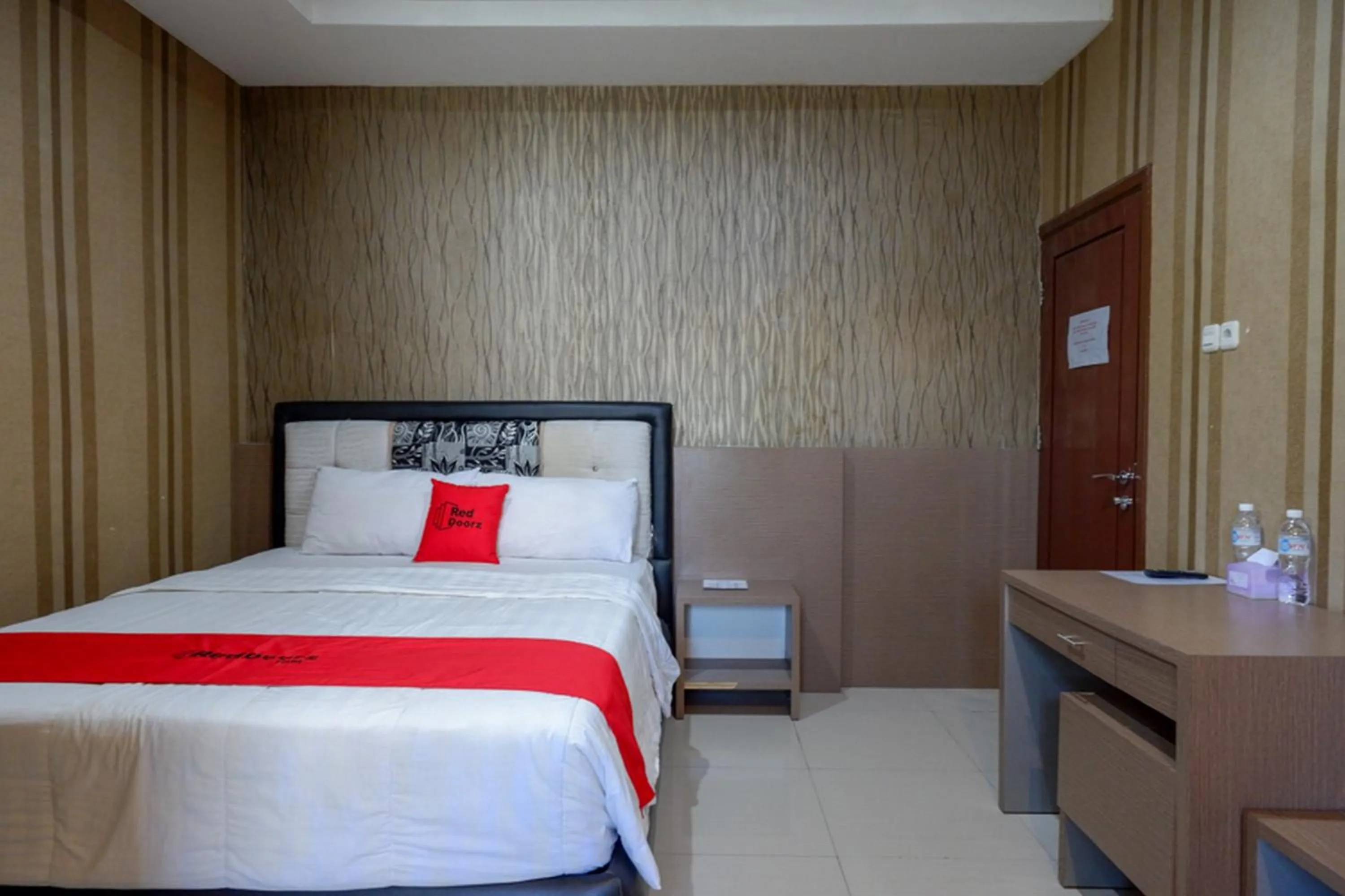 Bed in RedDoorz at Jalan Emmy Saelan Palu