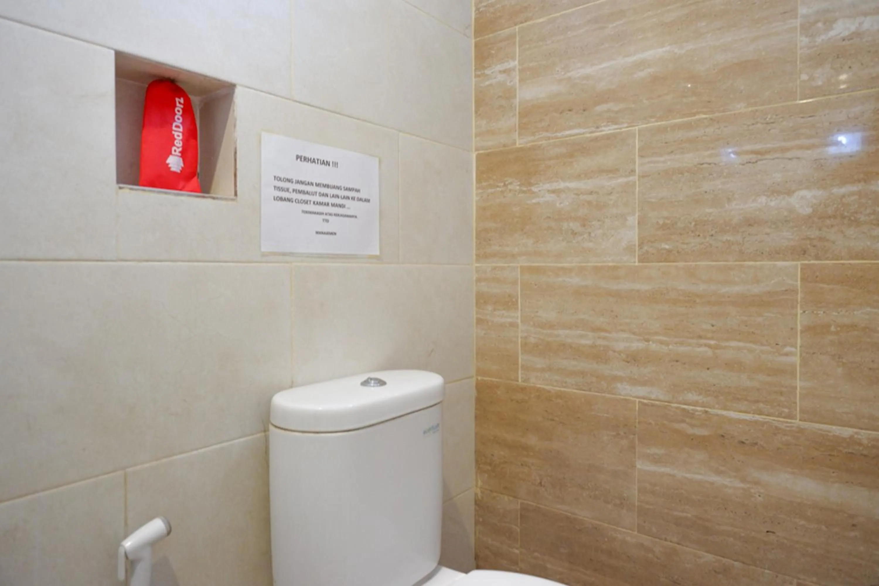 Bathroom in RedDoorz at Jalan Emmy Saelan Palu