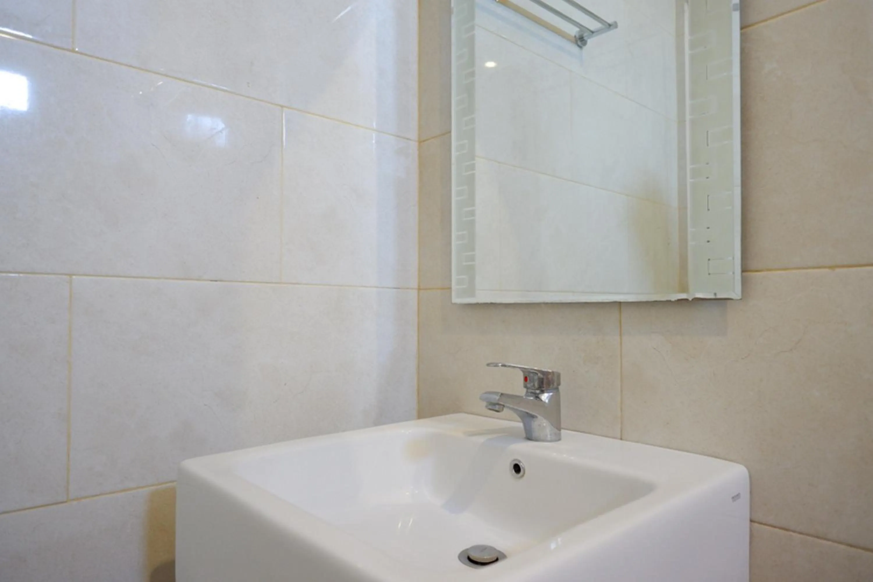 Bathroom in RedDoorz at Jalan Emmy Saelan Palu