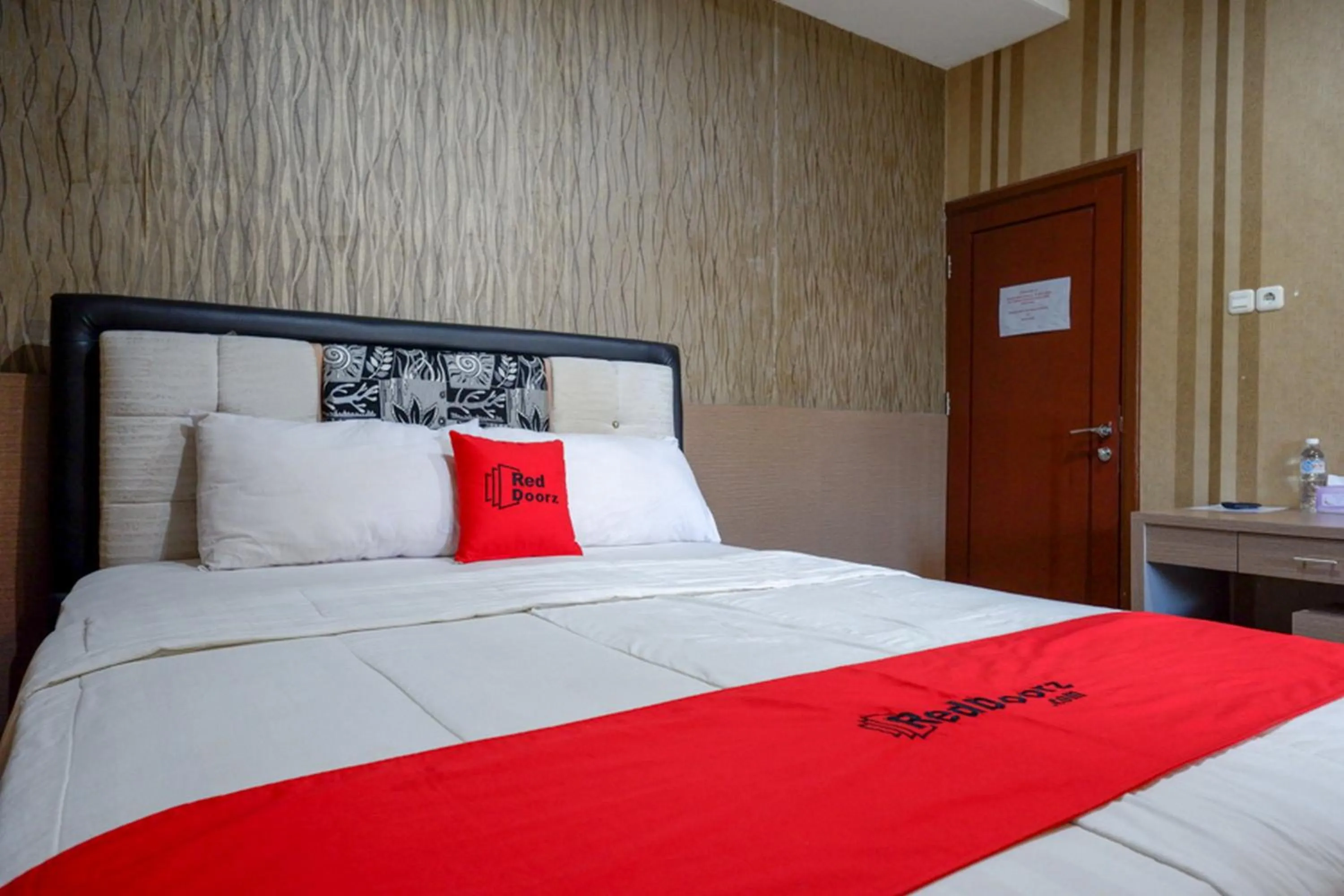 Bed in RedDoorz at Jalan Emmy Saelan Palu