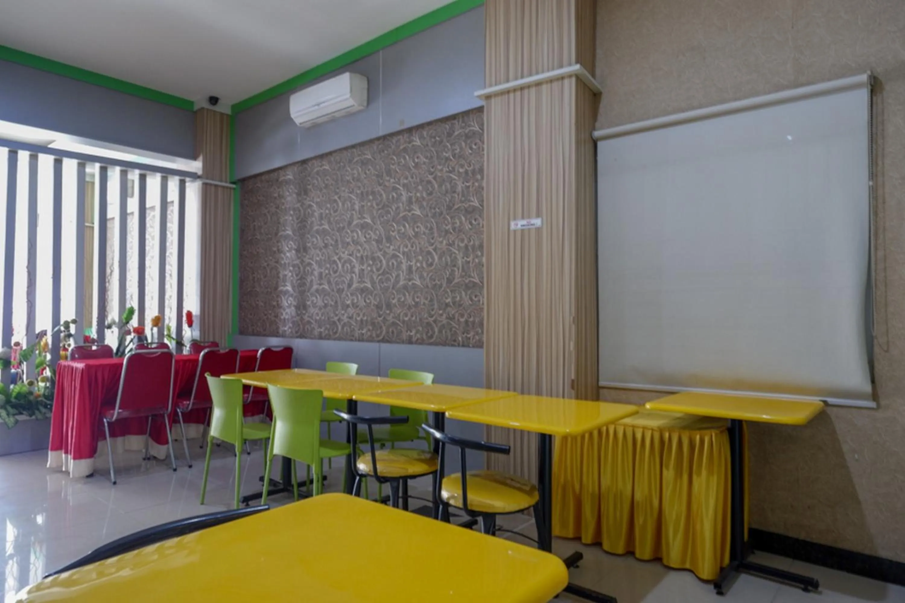 Restaurant/places to eat in RedDoorz at Jalan Emmy Saelan Palu