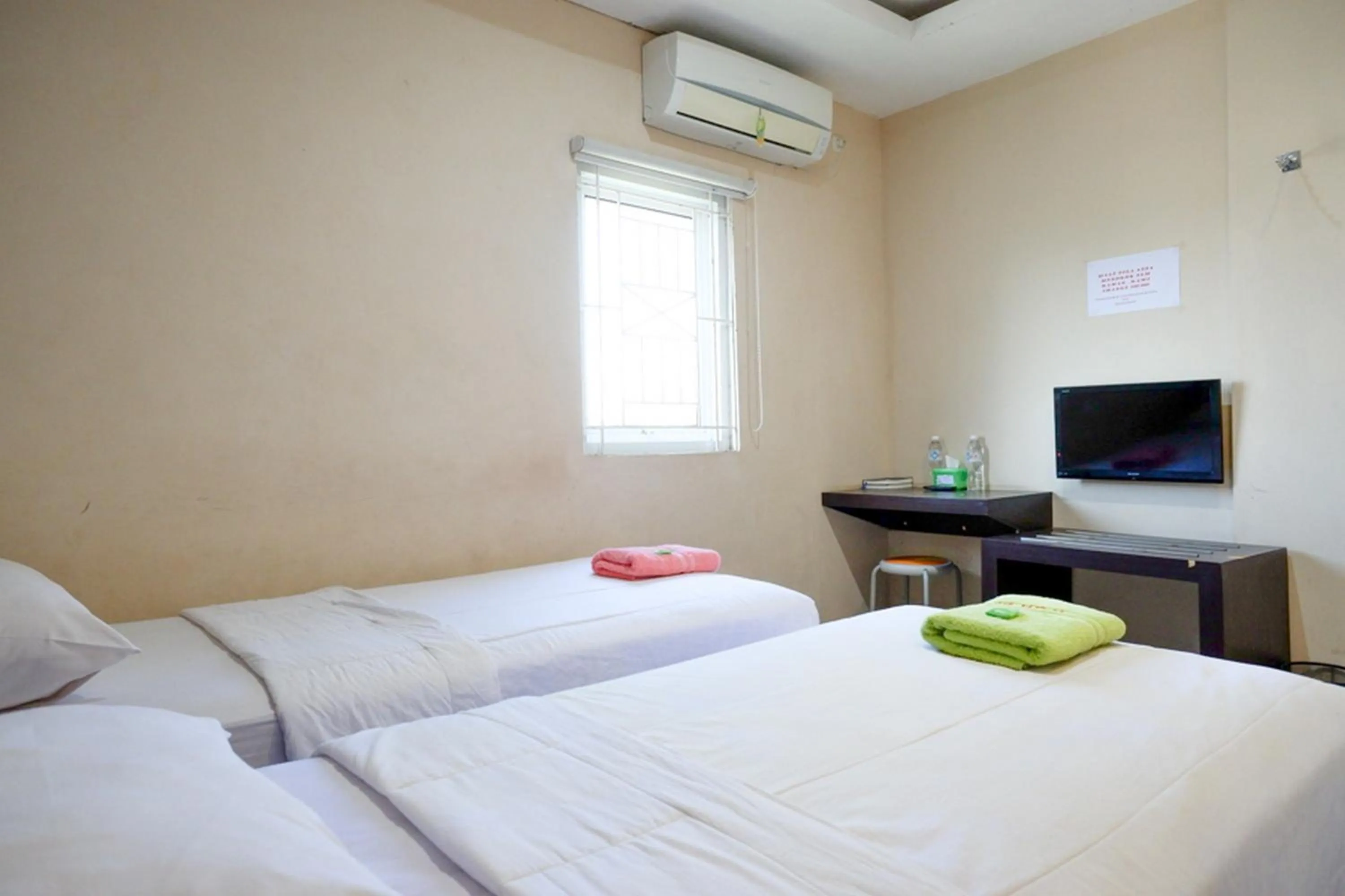 Bed in RedDoorz at Jalan Emmy Saelan Palu