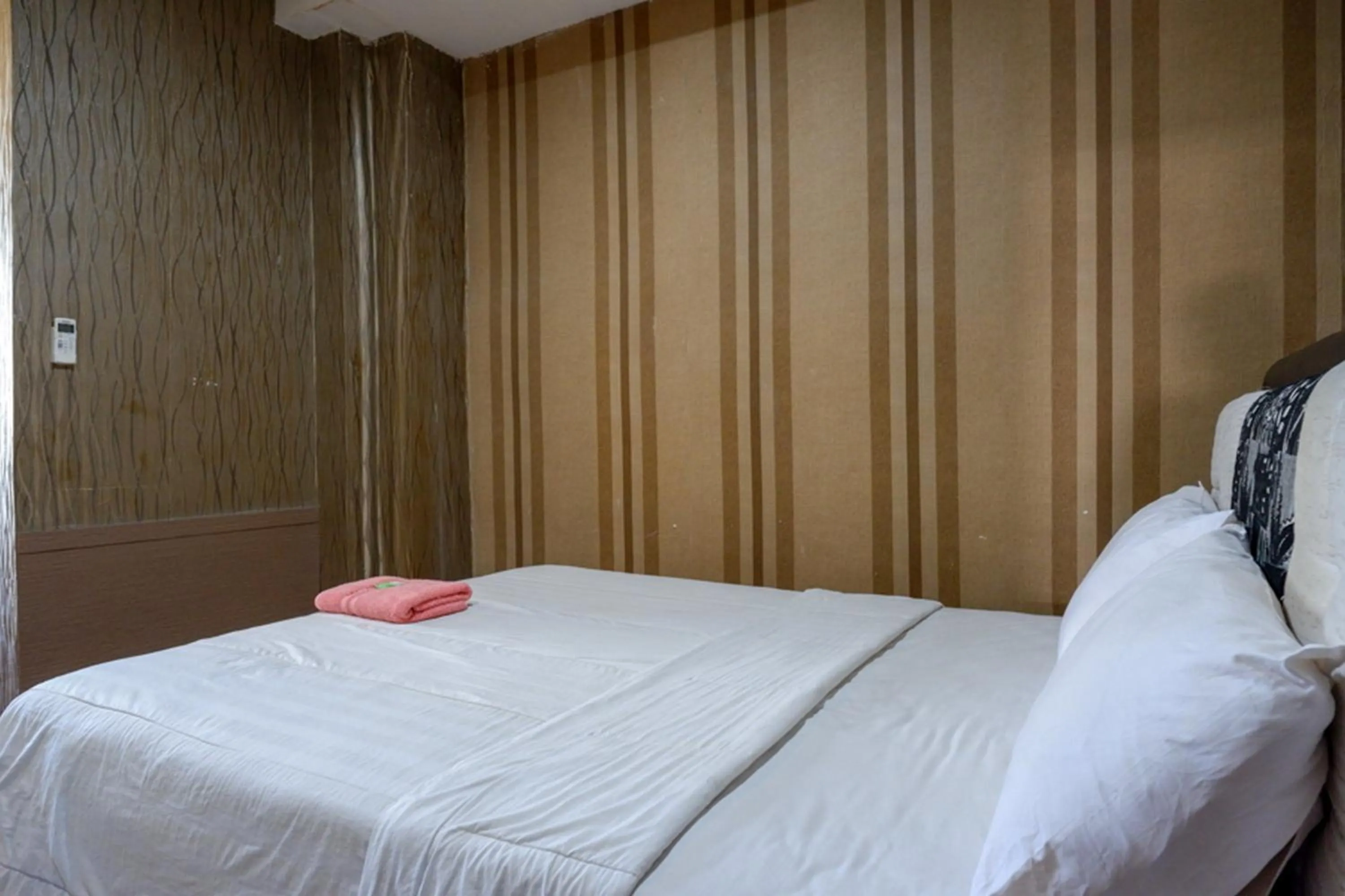 Bed in RedDoorz at Jalan Emmy Saelan Palu