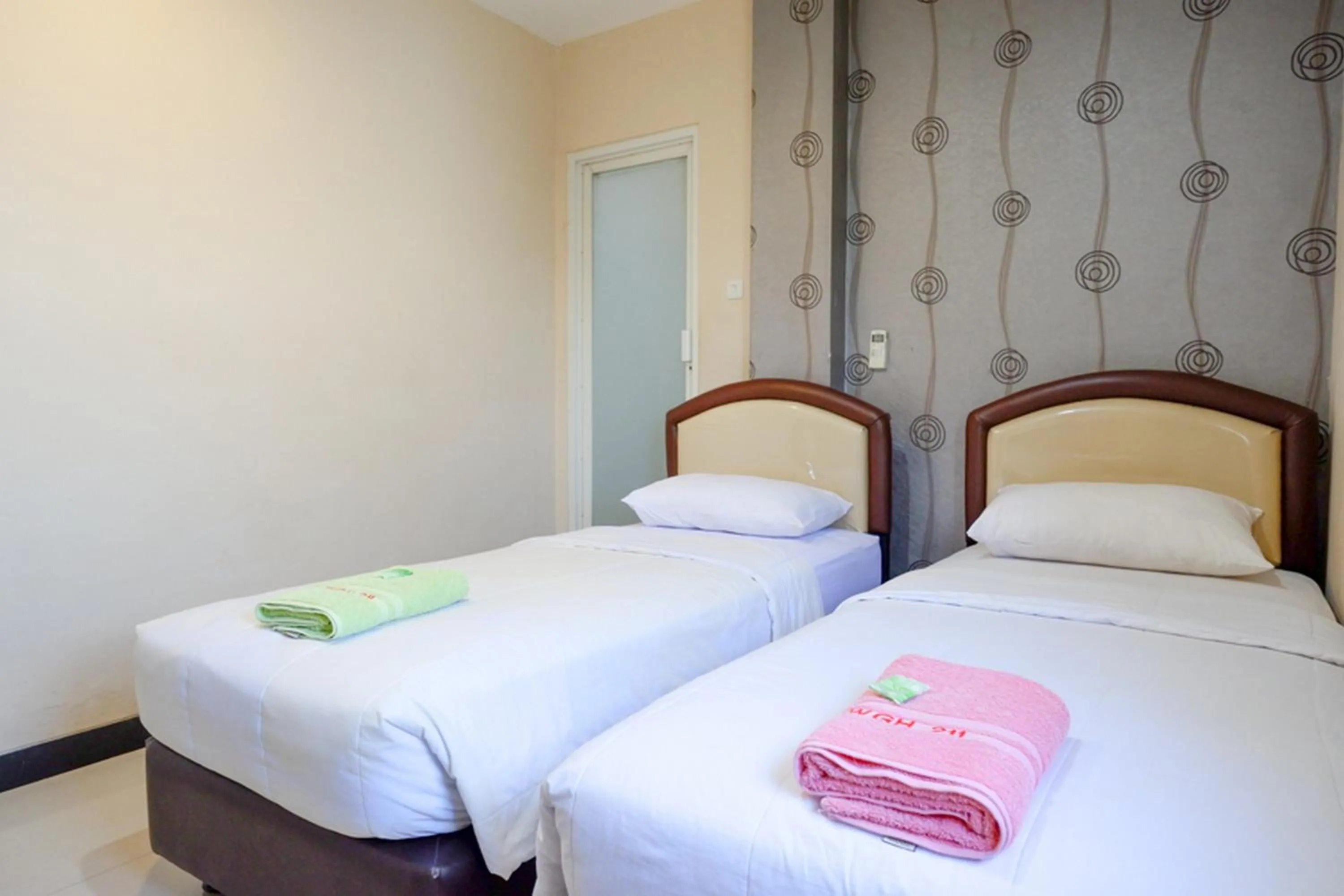 Bed in RedDoorz at Jalan Emmy Saelan Palu