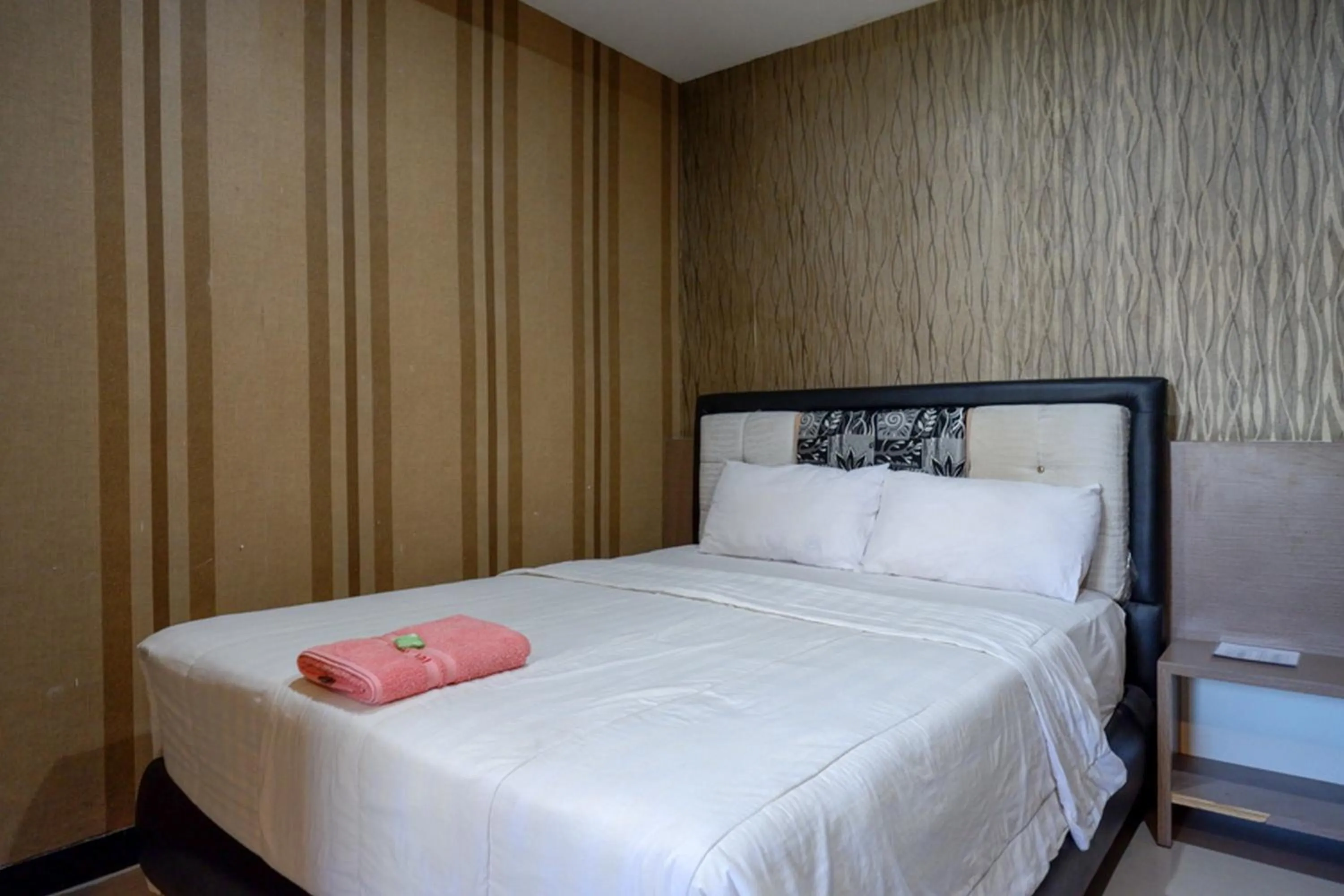Bed in RedDoorz at Jalan Emmy Saelan Palu
