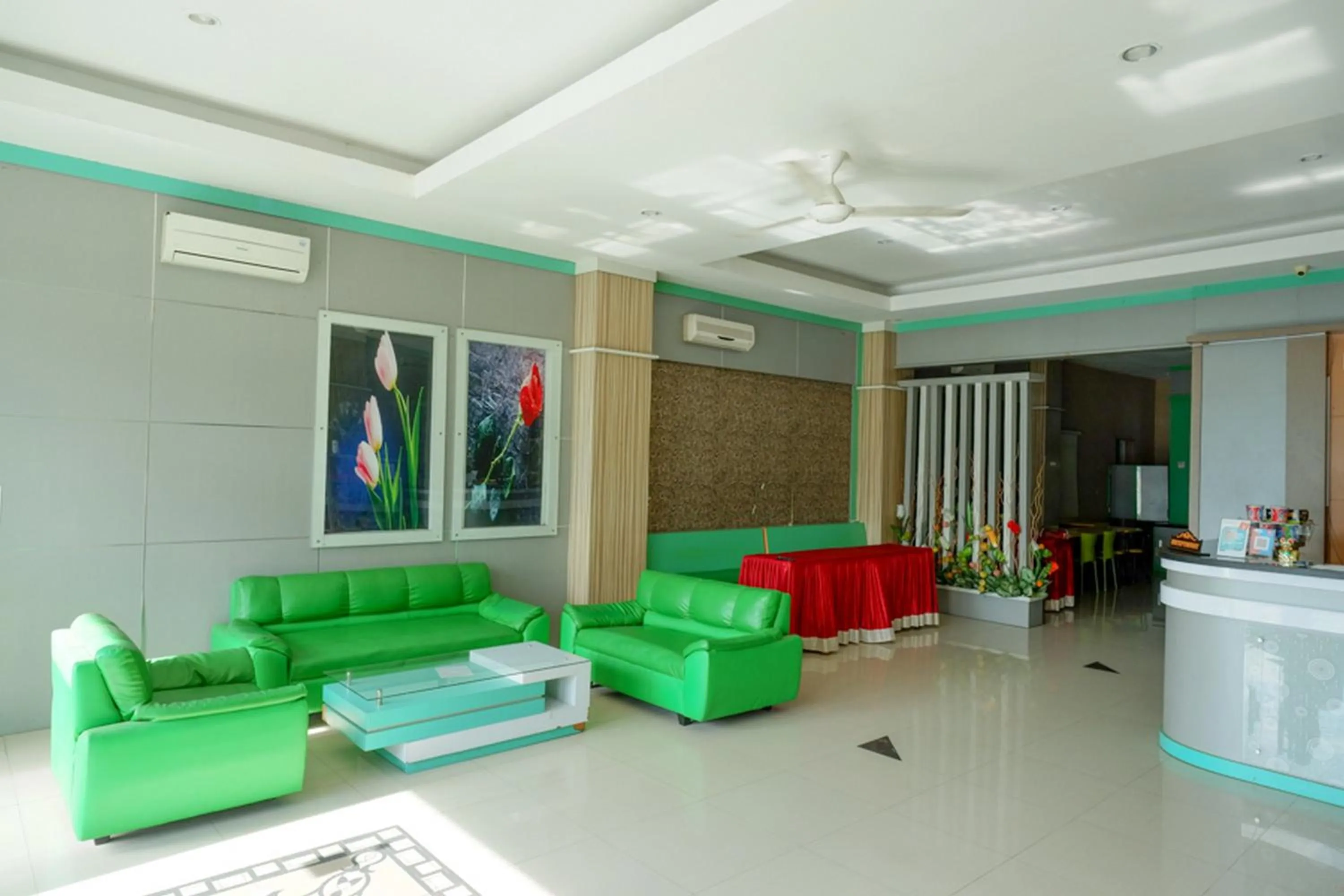 Seating area in RedDoorz at Jalan Emmy Saelan Palu