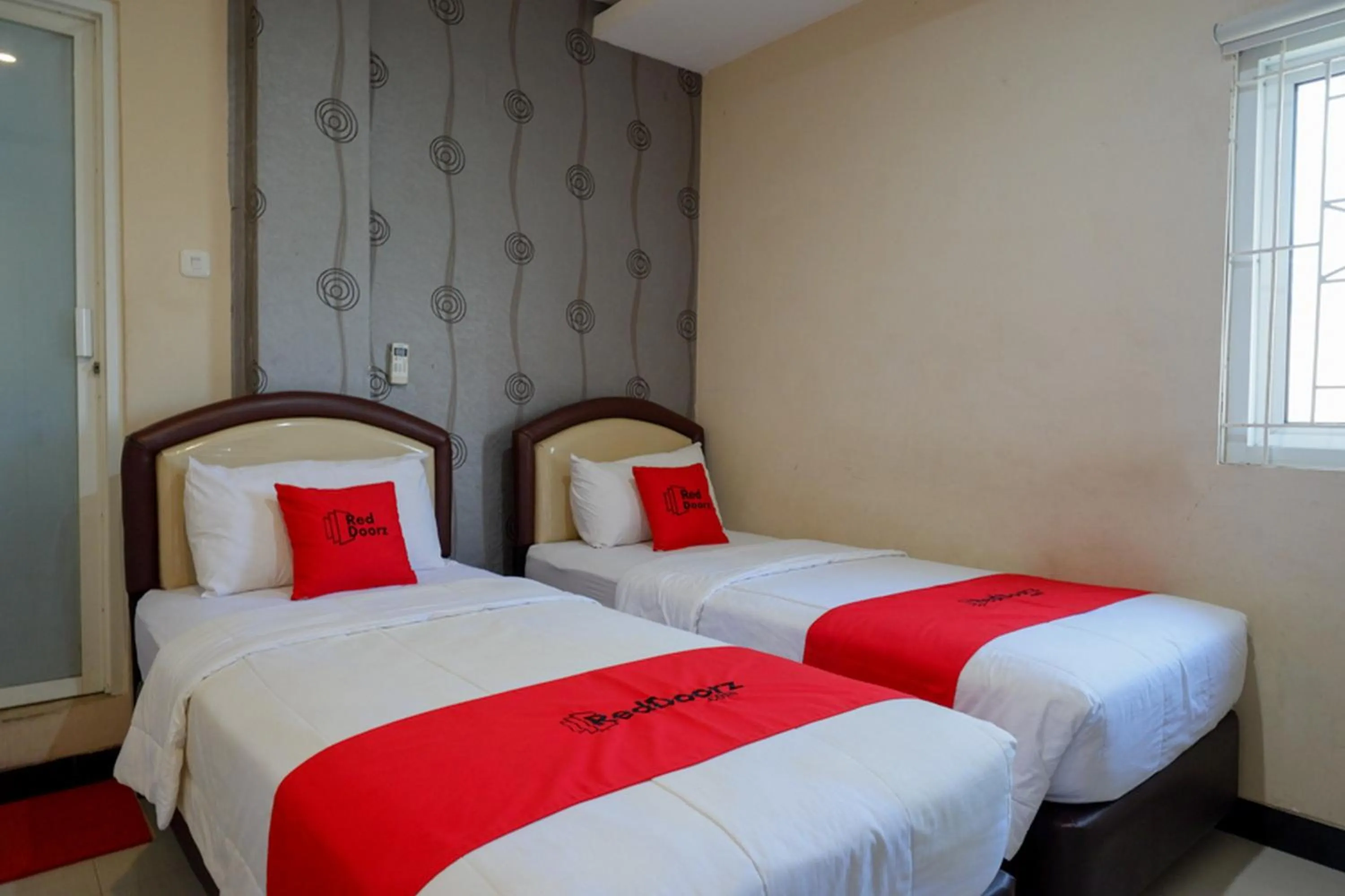 Bed in RedDoorz at Jalan Emmy Saelan Palu