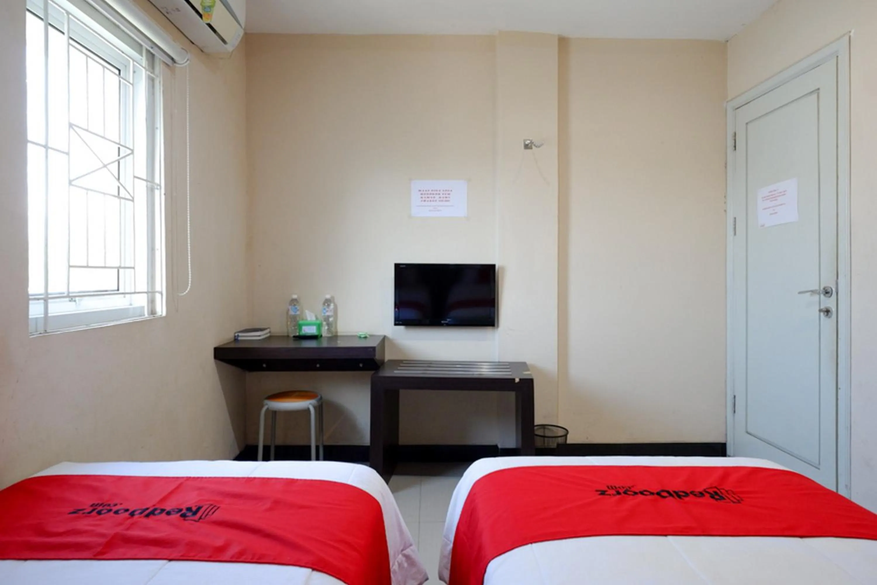 Bed in RedDoorz at Jalan Emmy Saelan Palu
