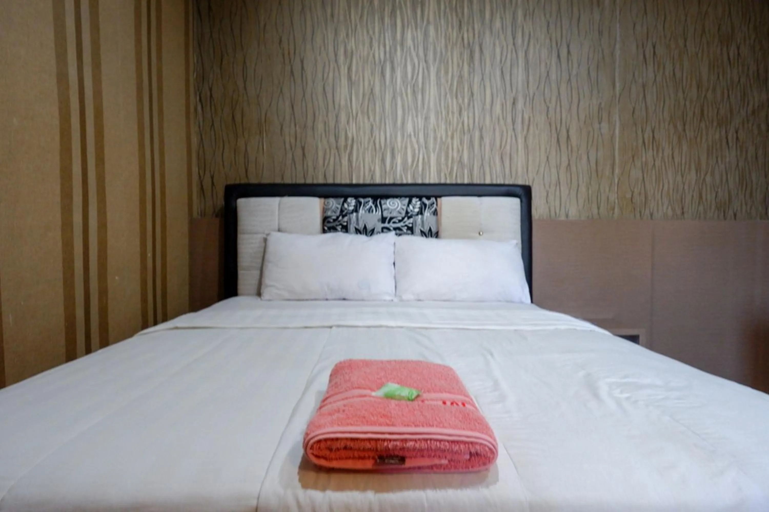Bed in RedDoorz at Jalan Emmy Saelan Palu
