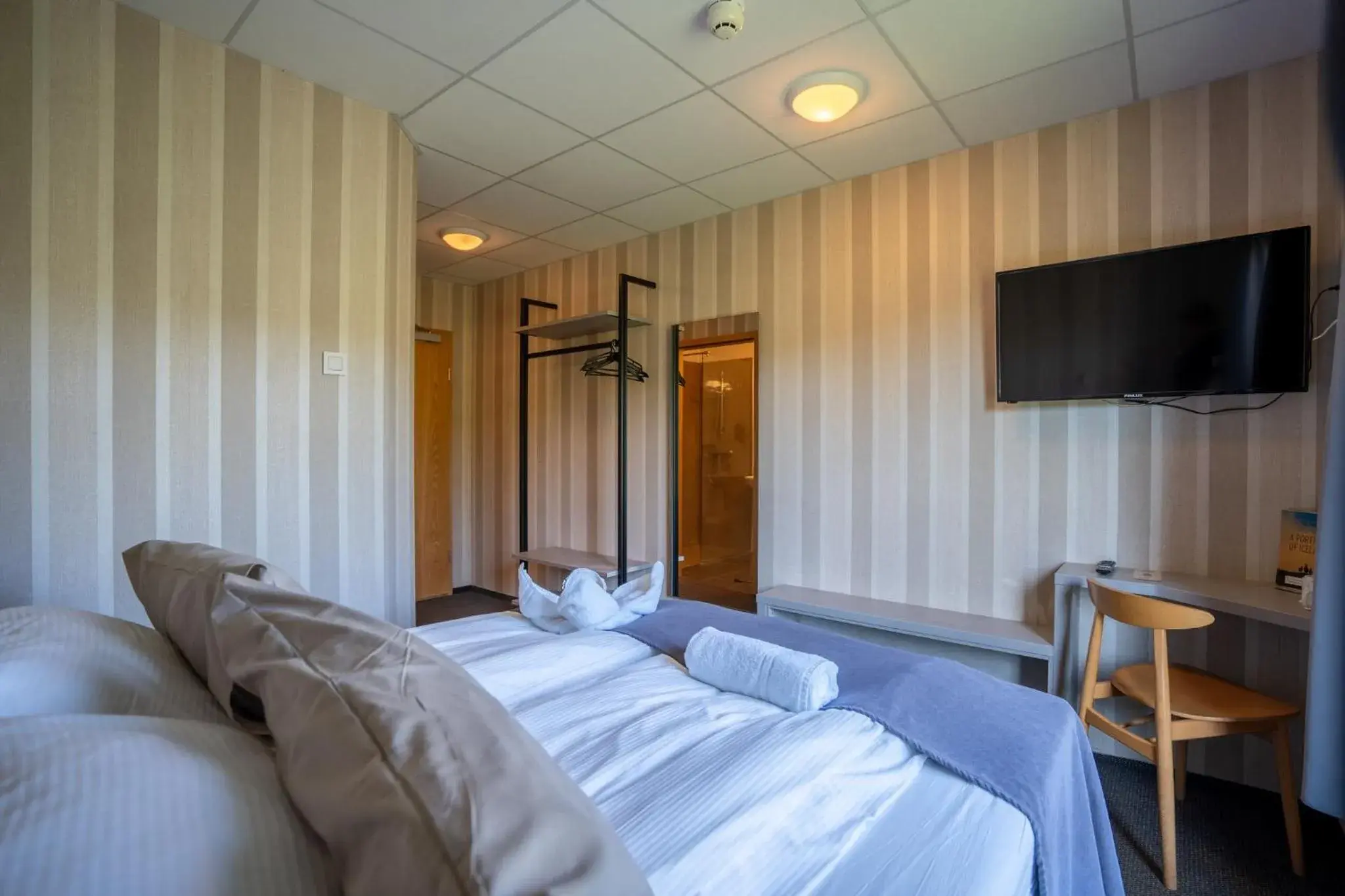 Double or Twin Room with Waterfall View in Hótel Skógafoss by EJ Hotels Double or Twin Room with Waterfall View in Hótel Skógafoss by EJ Hotels