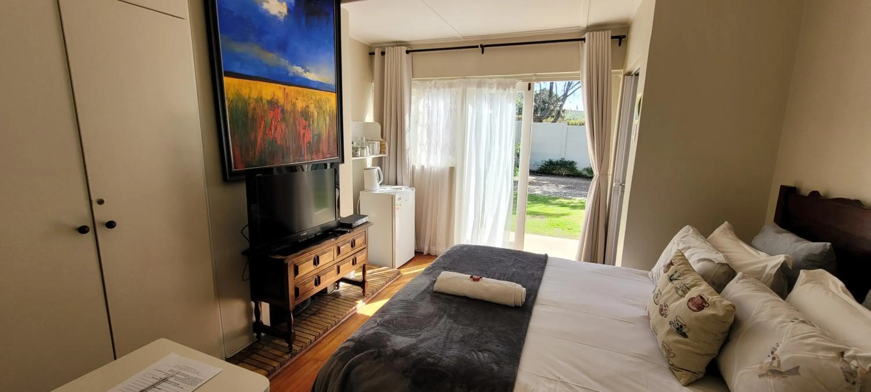 TV and multimedia, Bed in AppleBee Guest Cottages