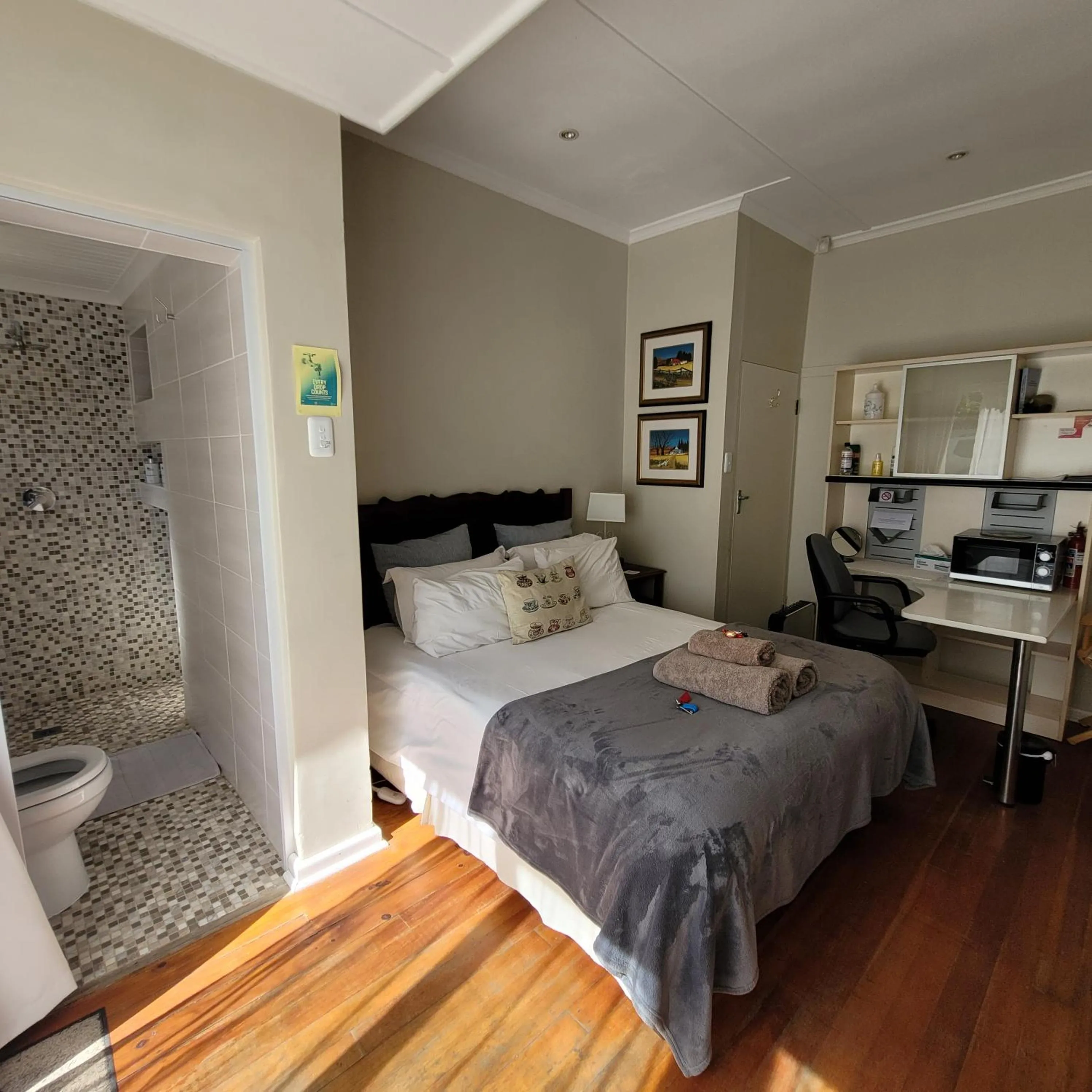 Photo of the whole room, Bed in AppleBee Guest Cottages