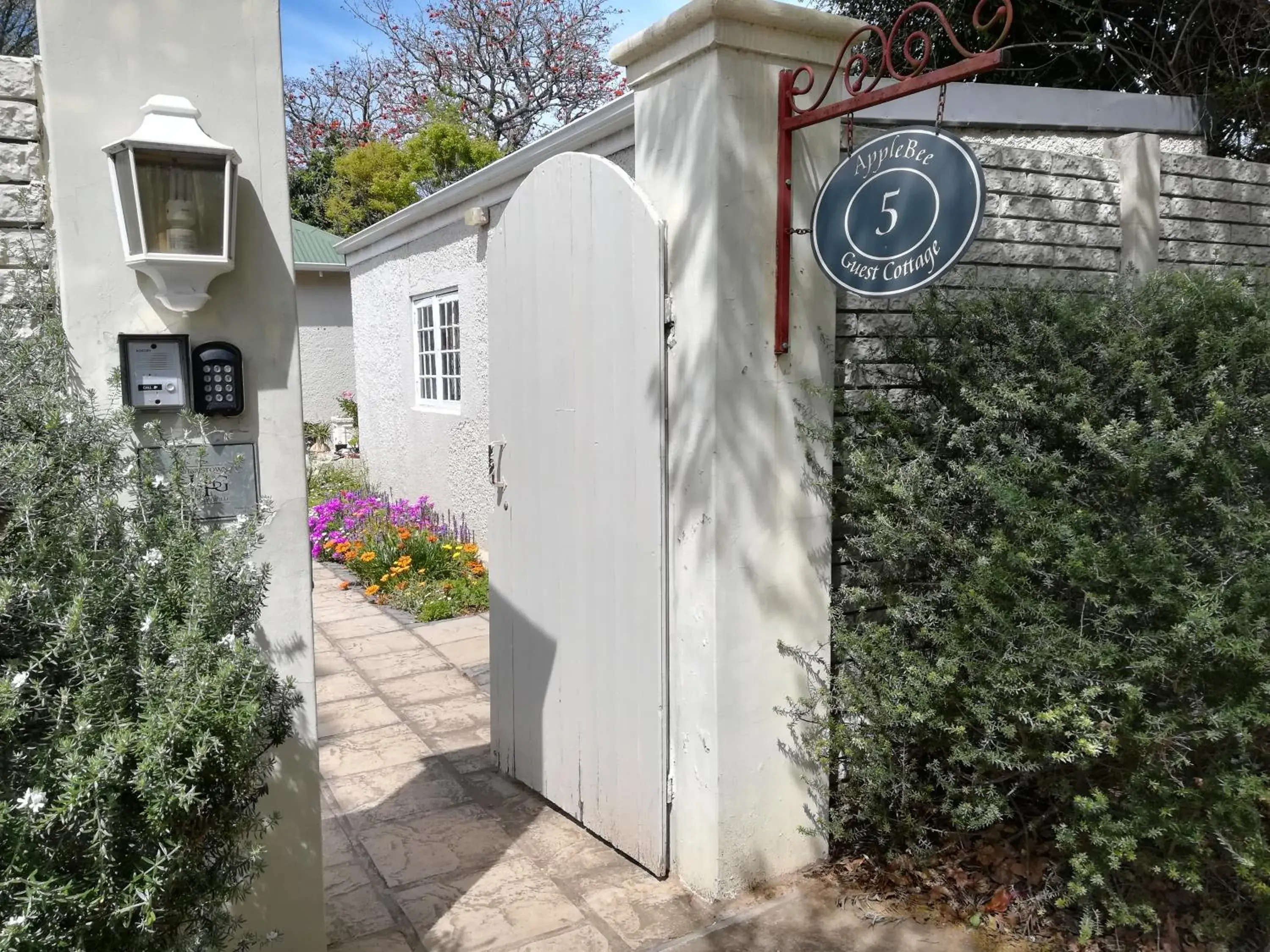 Facade/entrance in AppleBee Guest Cottages Facade/entrance in AppleBee Guest Cottages