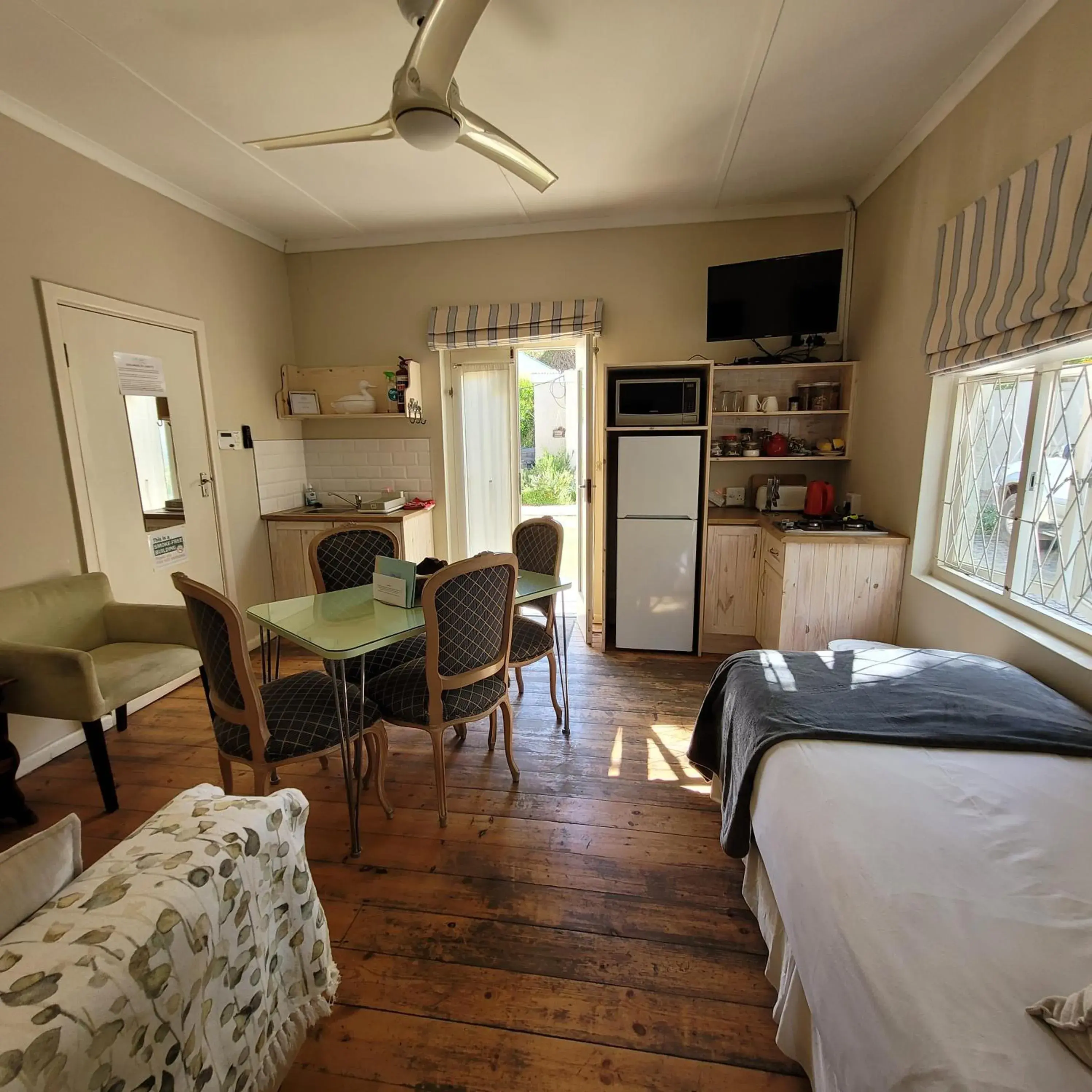 Lounge or bar, Bed in AppleBee Guest Cottages Lounge or bar, Bed in AppleBee Guest Cottages