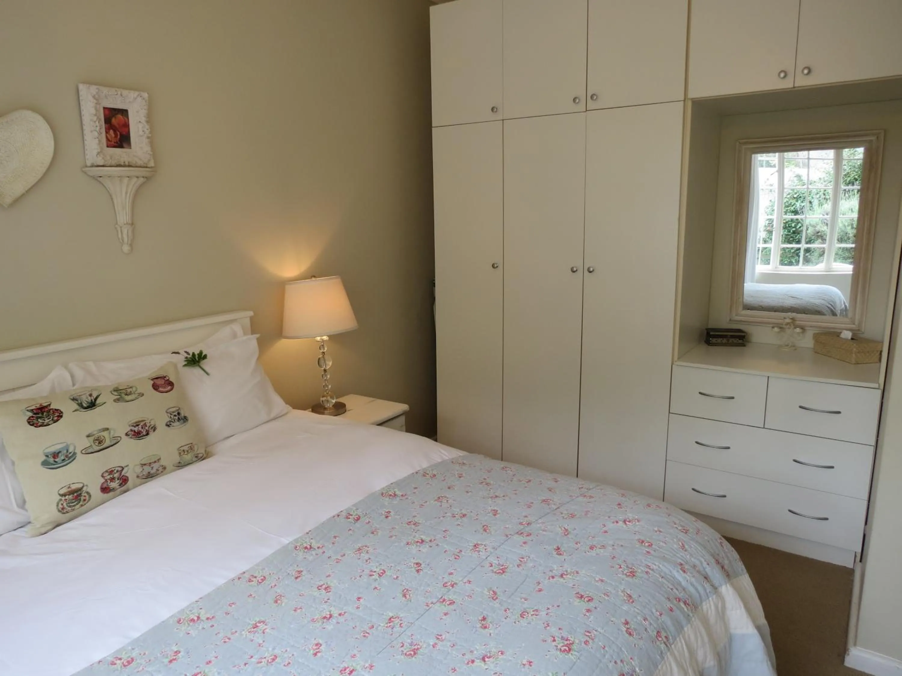 Photo of the whole room, Bed in AppleBee Guest Cottages