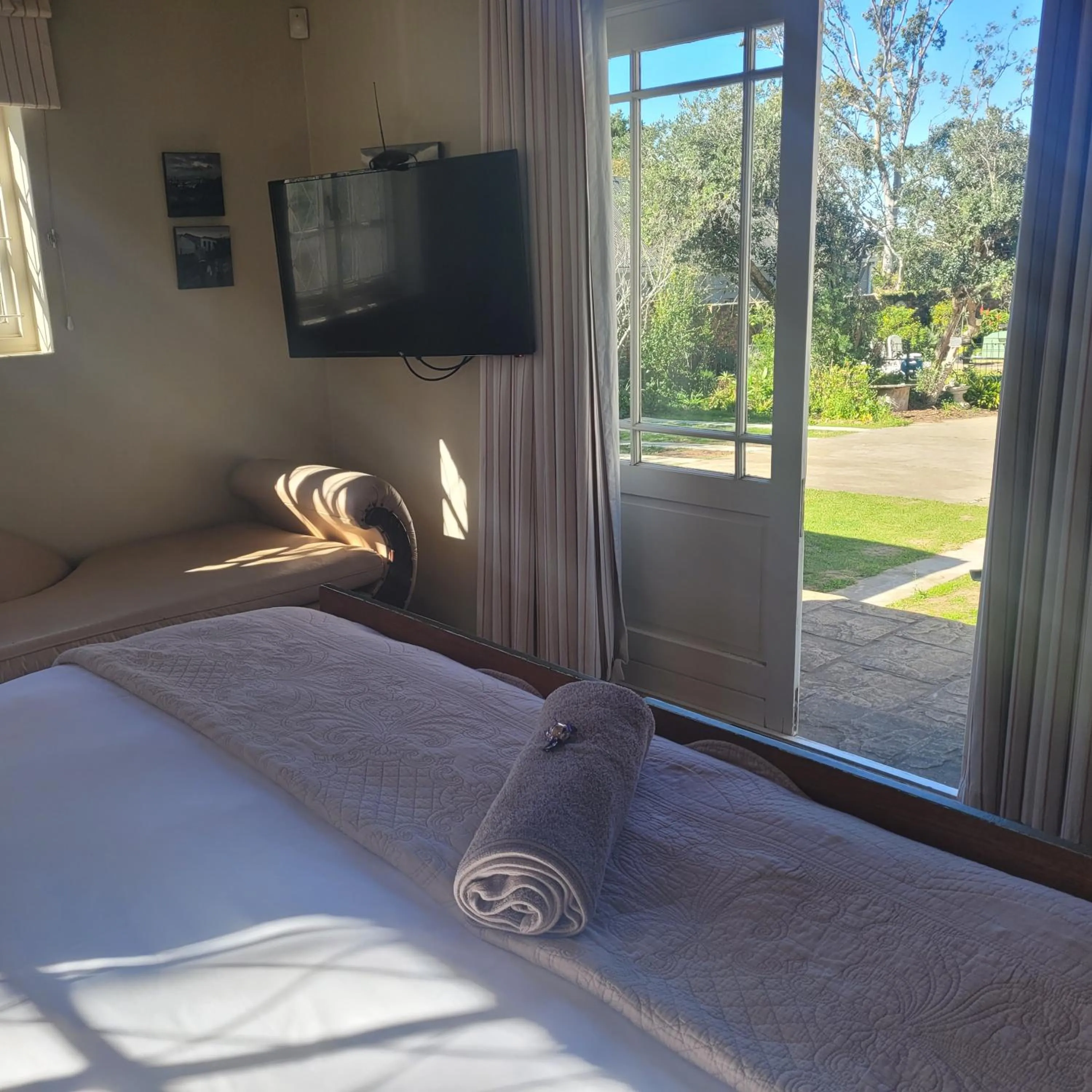 Property building, Bed in AppleBee Guest Cottages