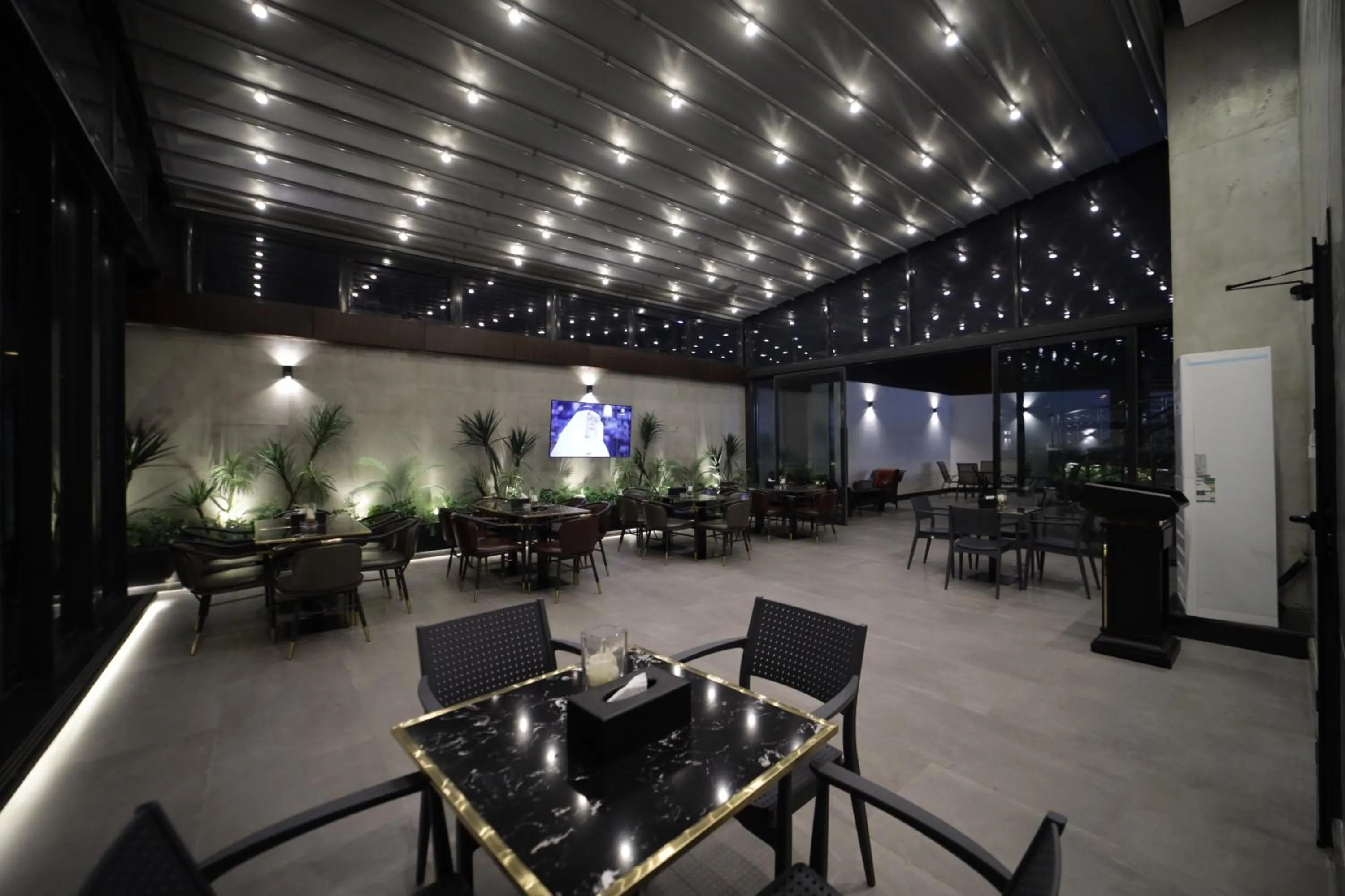 Communal lounge/ TV room in PRIMOTEL Elite As Salamah - Serviced Apartments