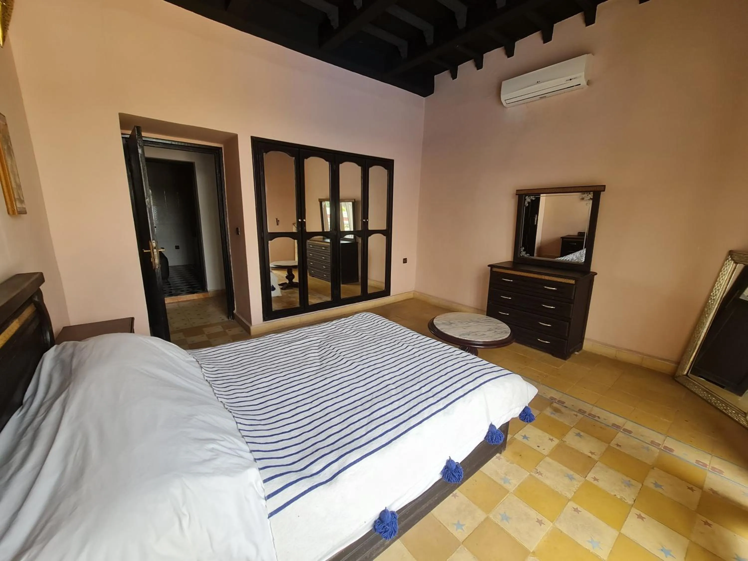 Bedroom, Bed in Targafit Hotel & Hammam