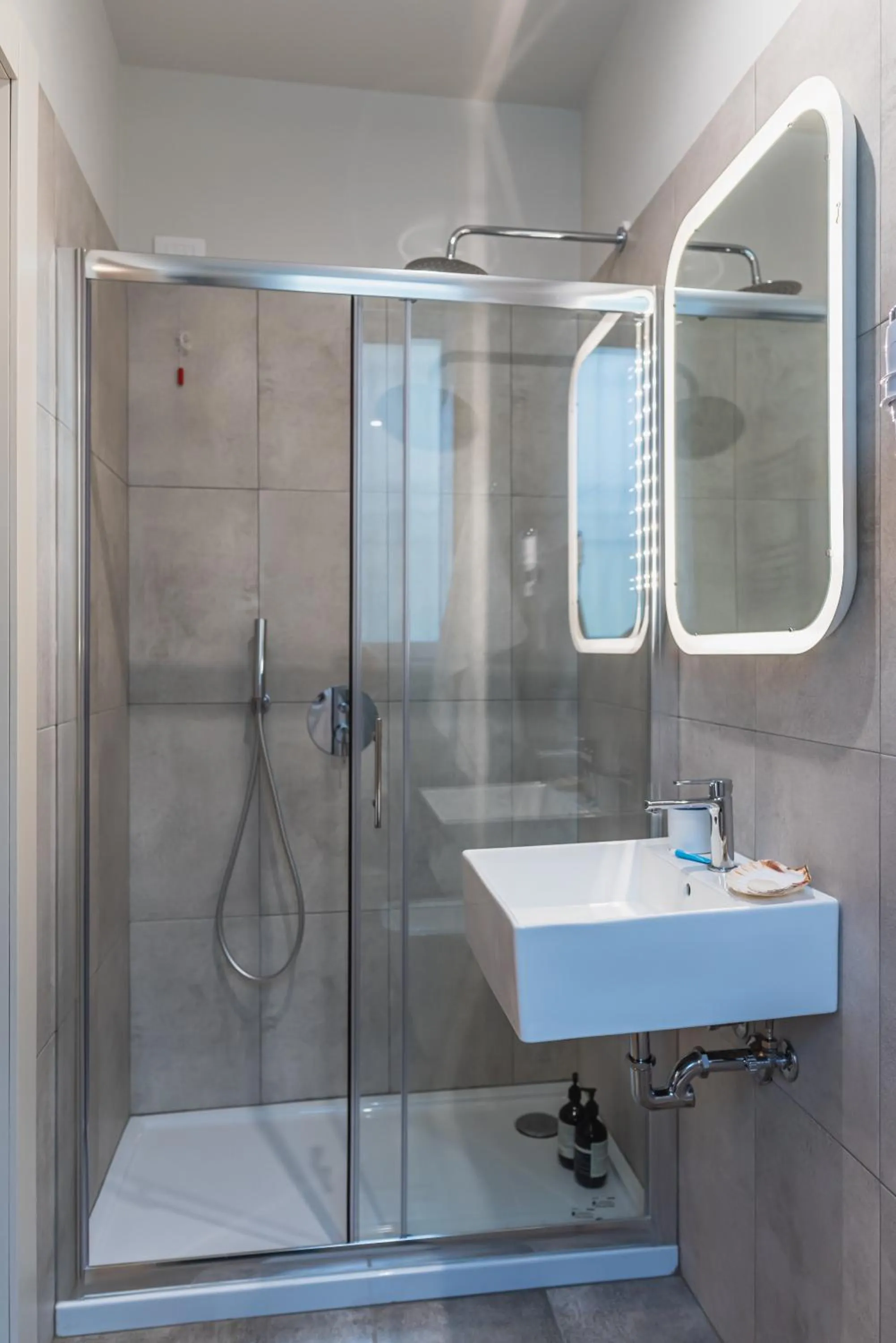 Shower in Hotel Del Sole