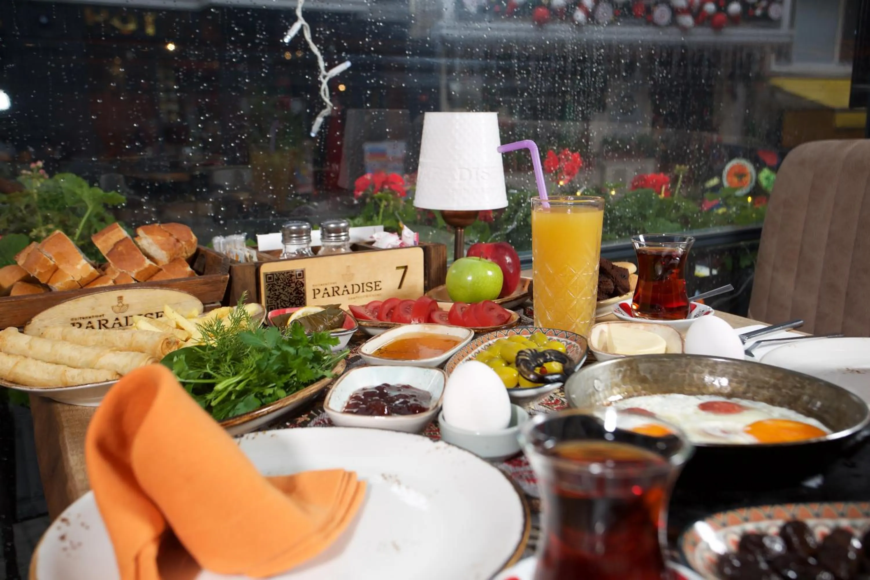 Restaurant/places to eat in La Vida Old City Hotel