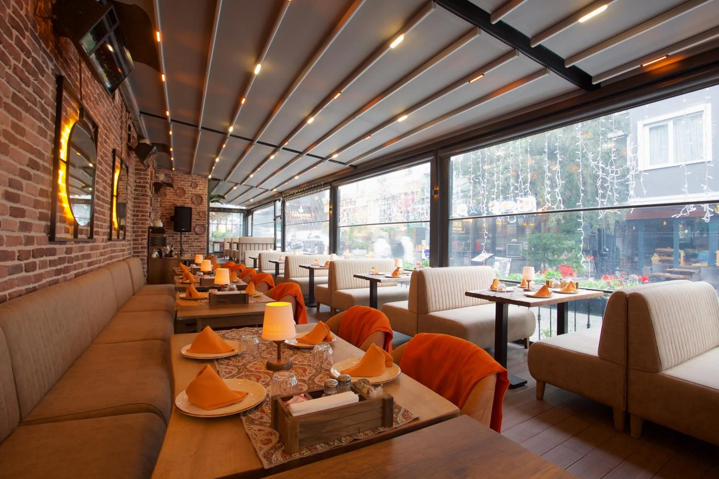 Restaurant/places to eat in La Vida Old City Hotel