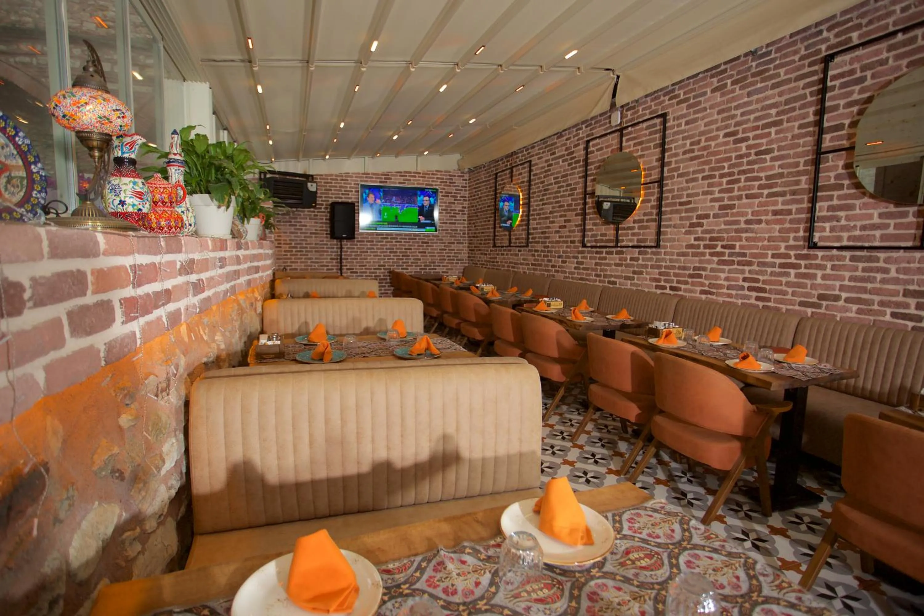 Communal lounge/ TV room in La Vida Old City Hotel