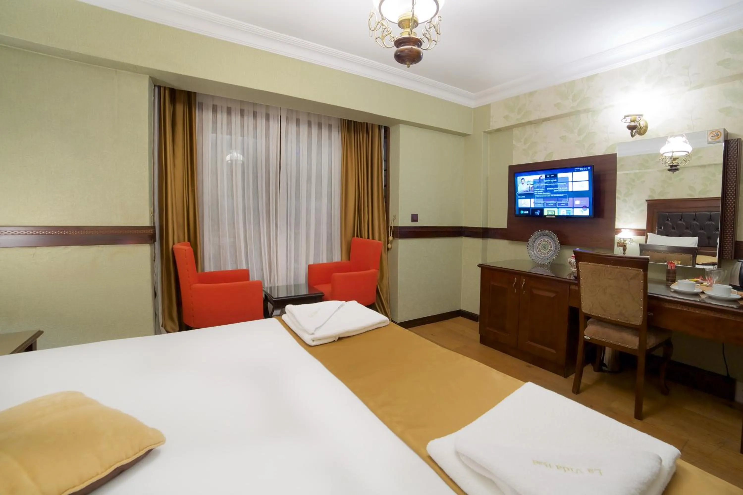 Bed in La Vida Old City Hotel