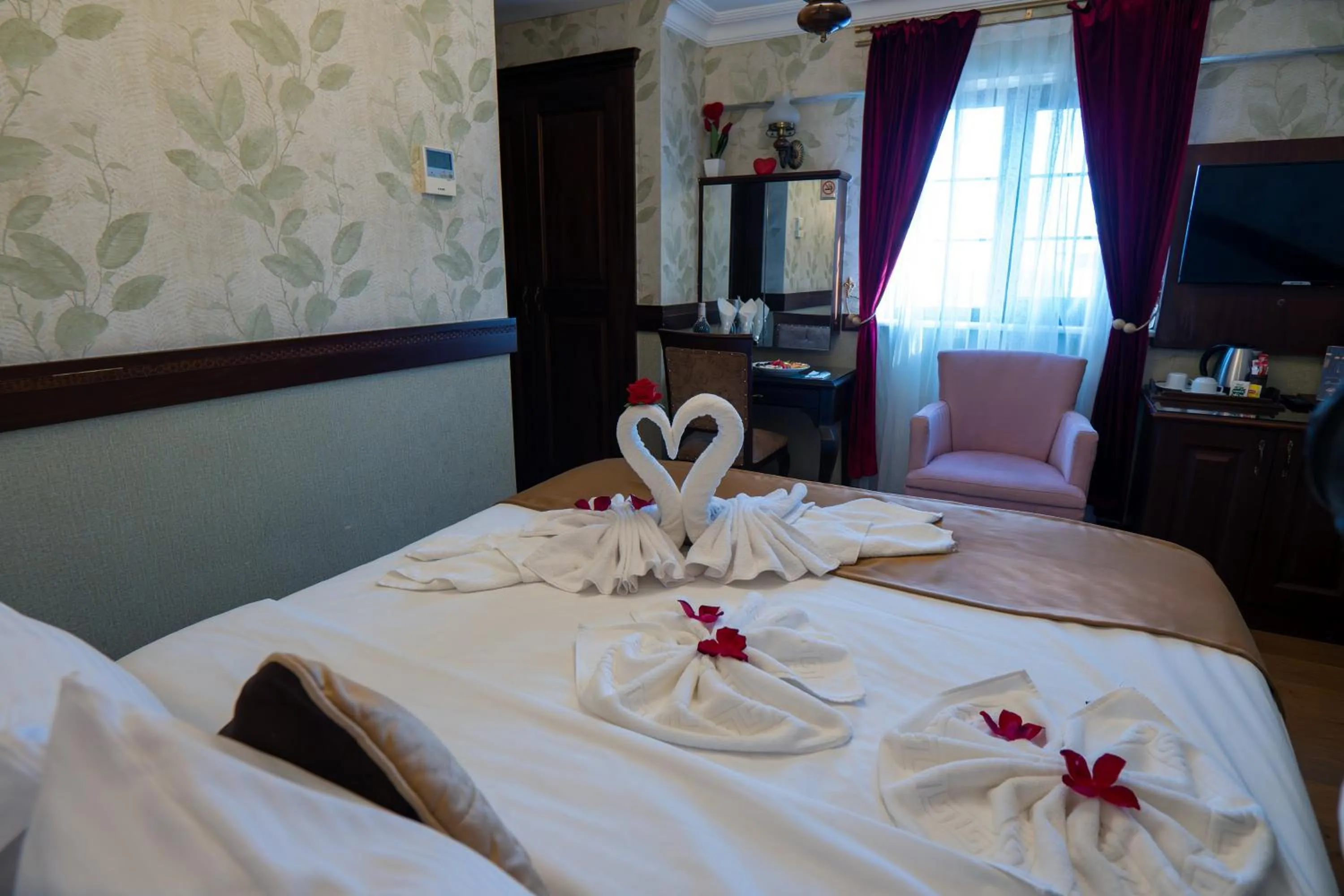 Bed in La Vida Old City Hotel