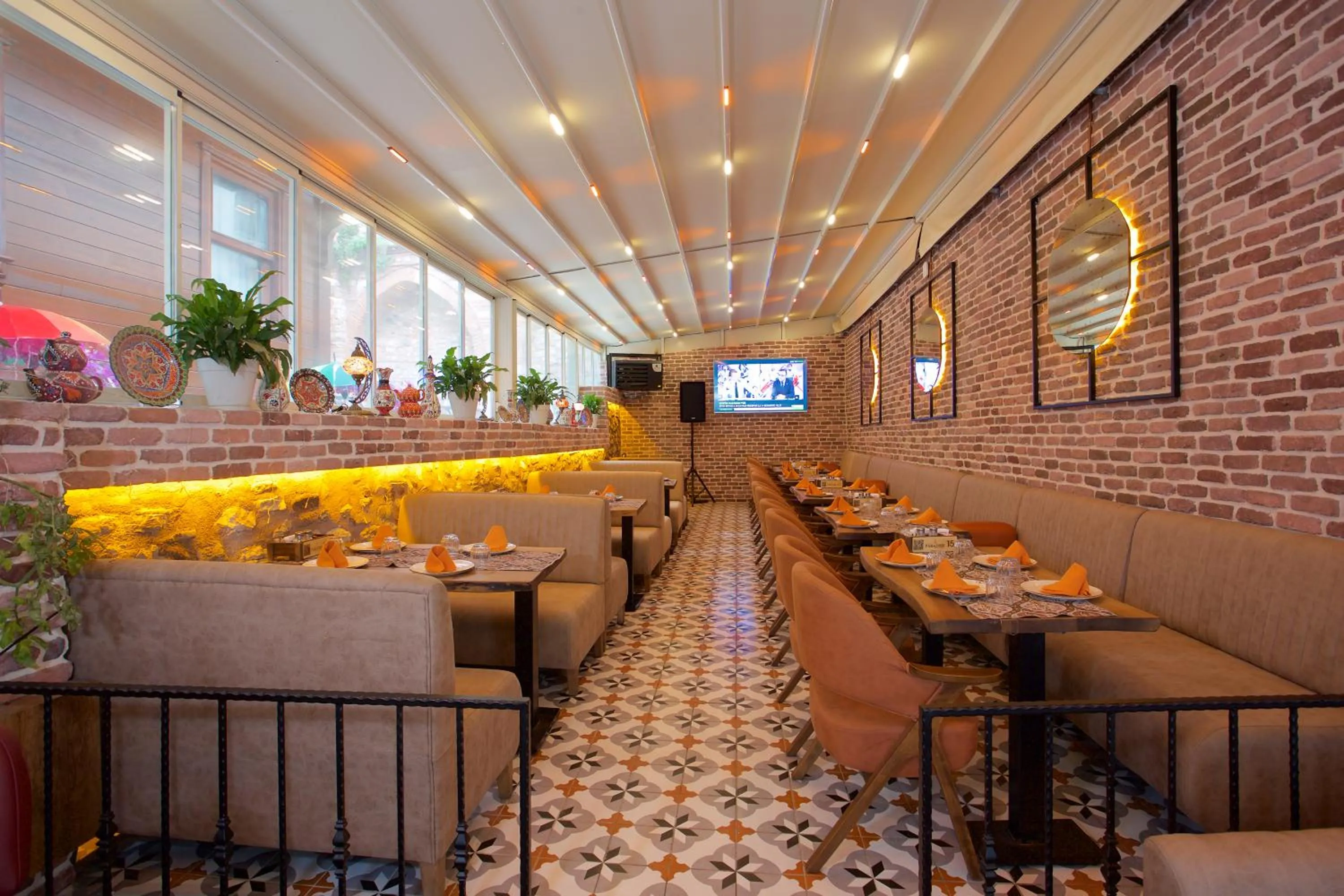 Restaurant/places to eat in La Vida Old City Hotel