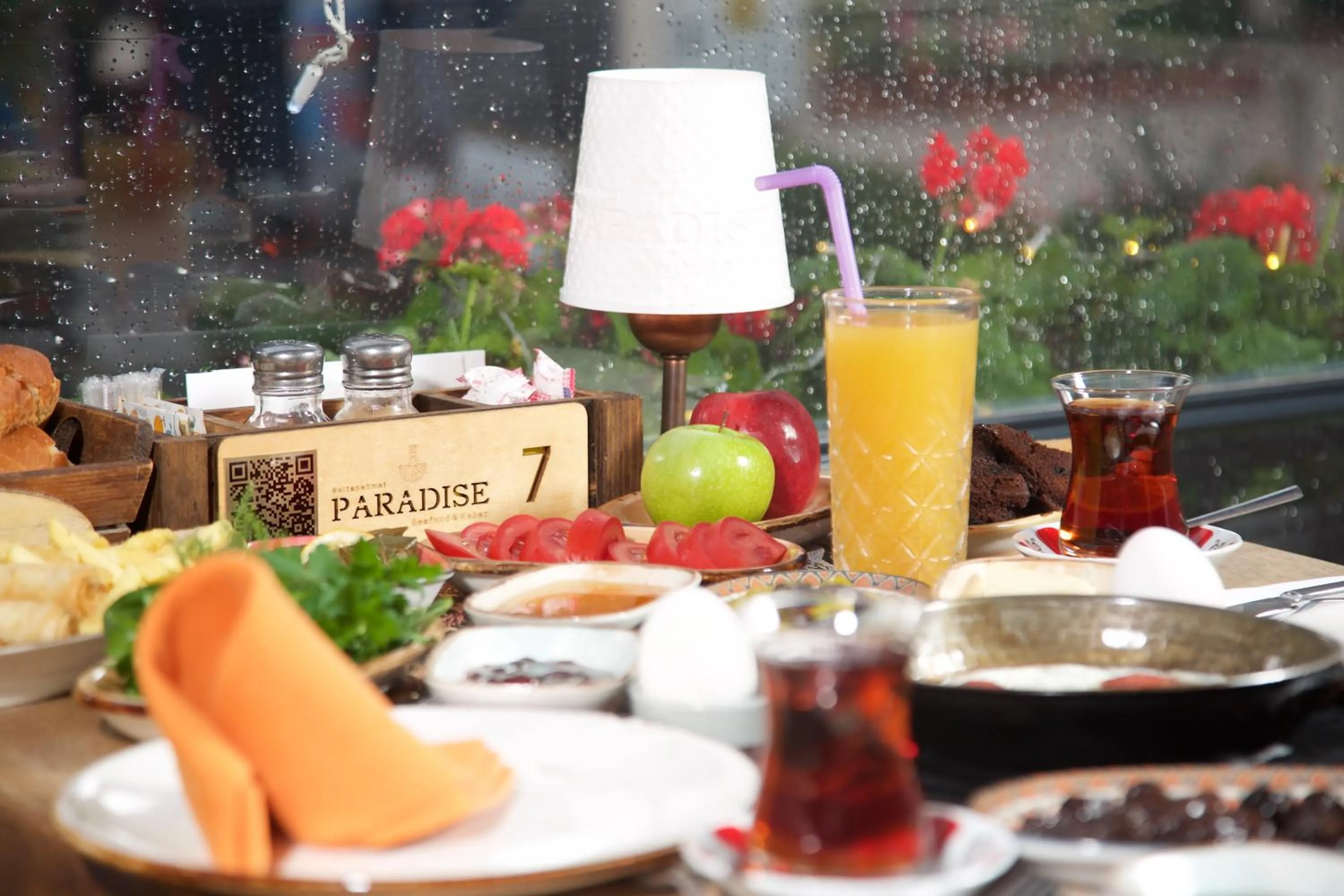 Restaurant/places to eat in La Vida Old City Hotel