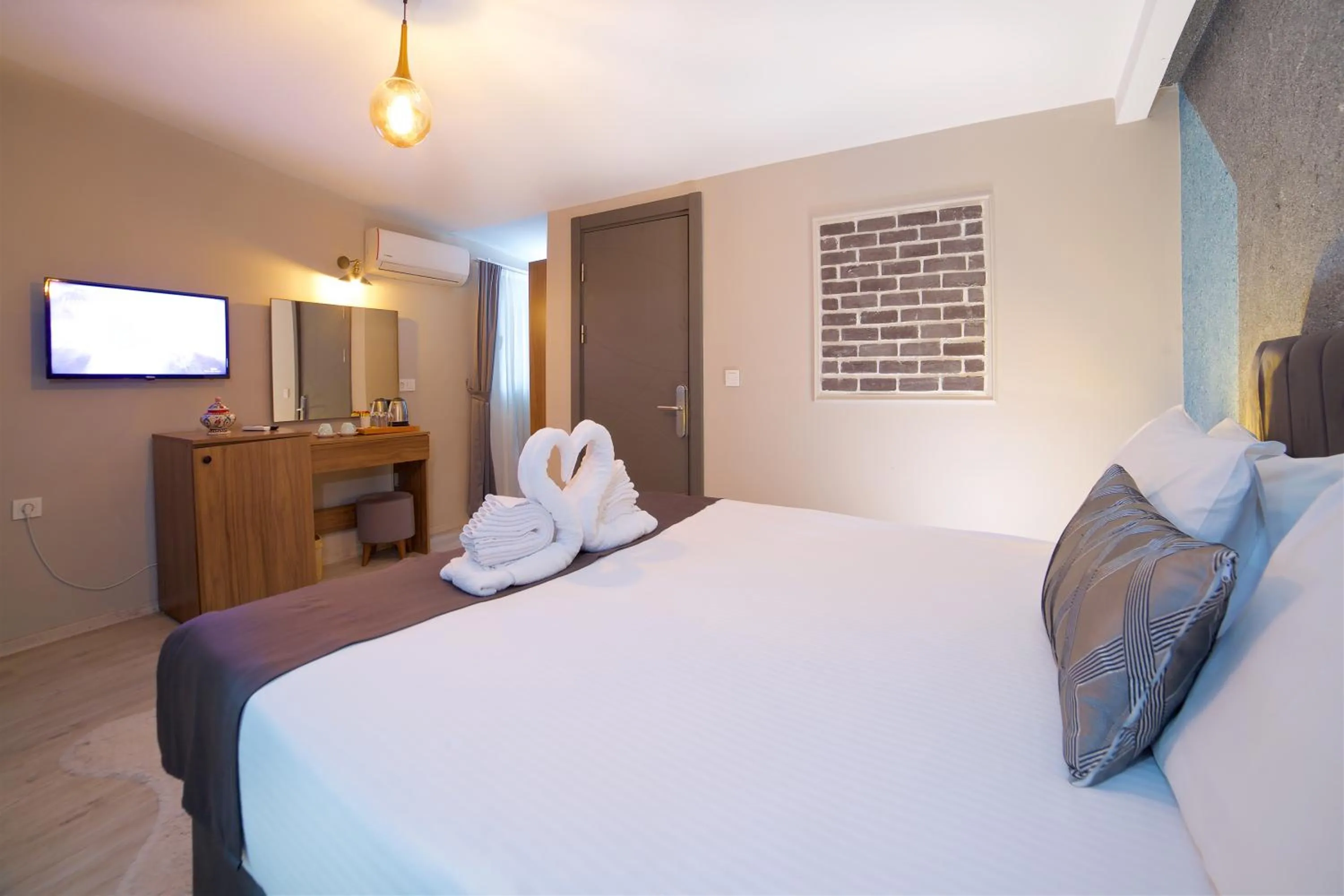 Bed in La Vida Old City Hotel