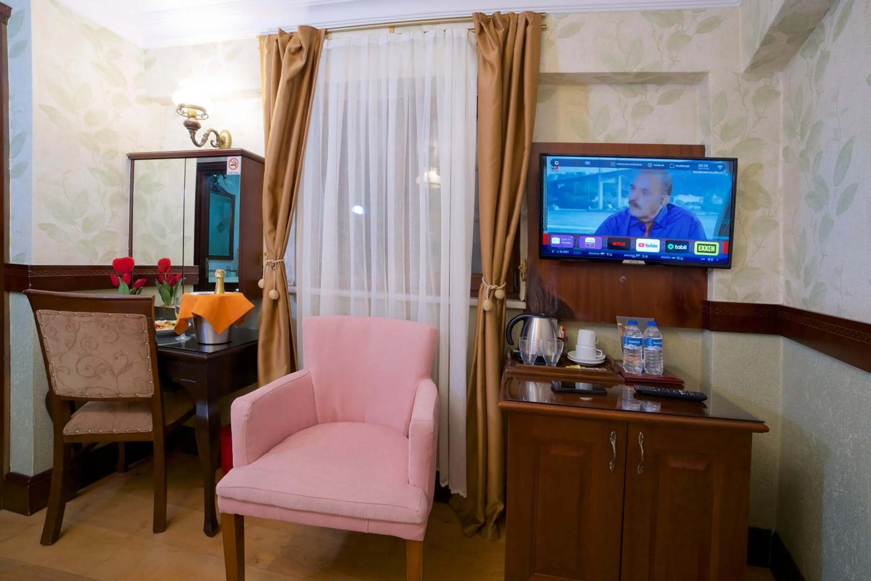 TV and multimedia in La Vida Old City Hotel