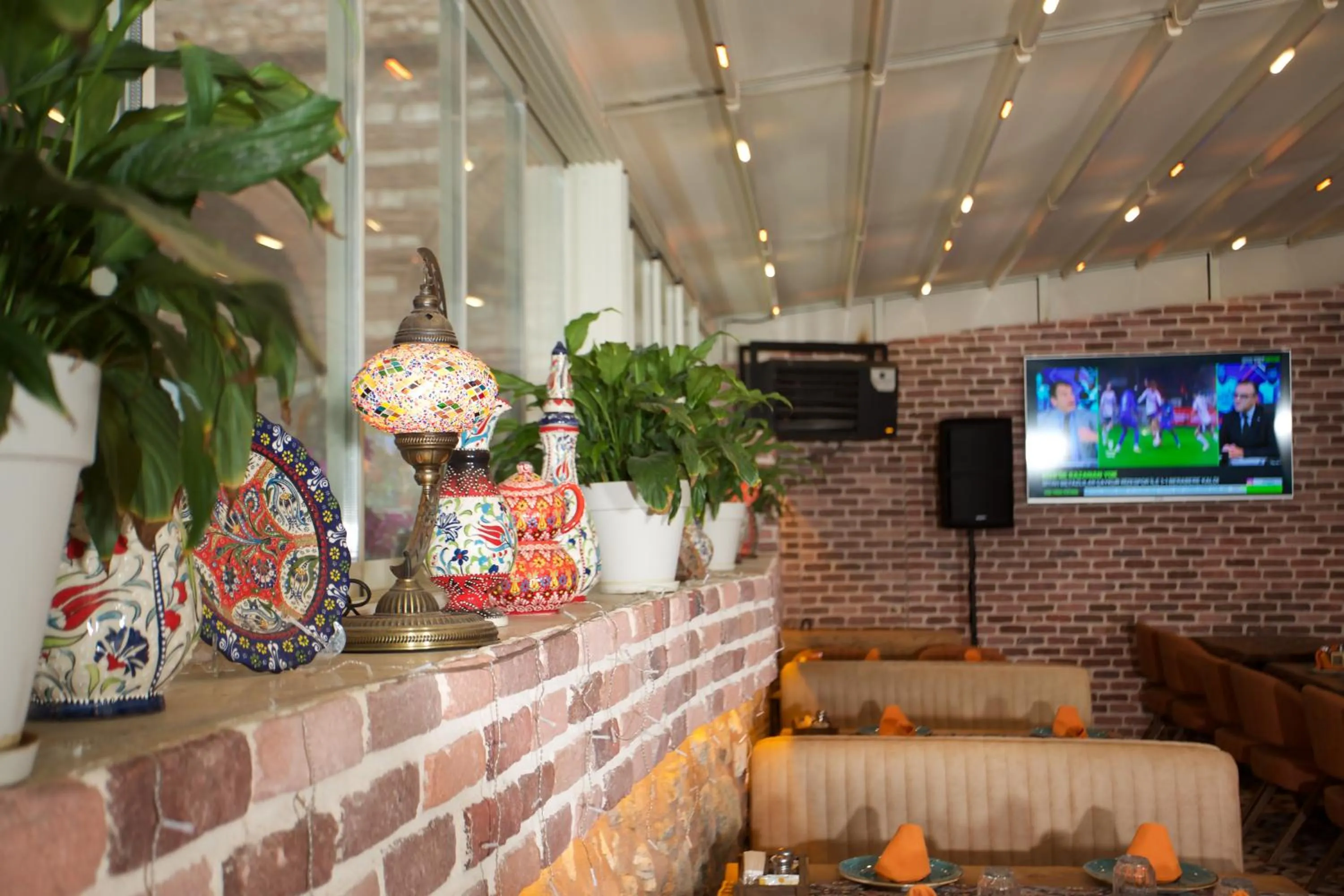 Communal lounge/ TV room in La Vida Old City Hotel