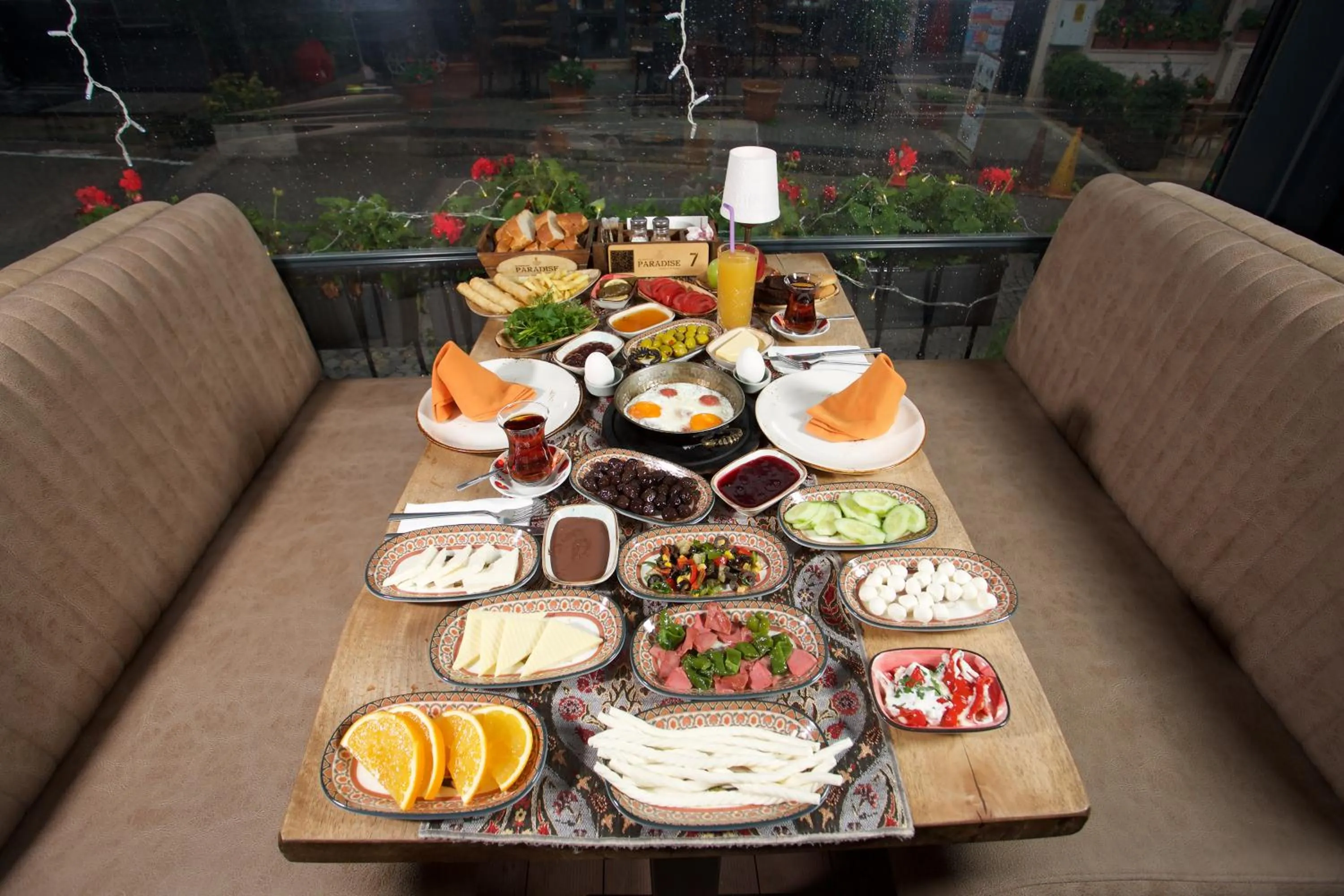 Restaurant/places to eat in La Vida Old City Hotel